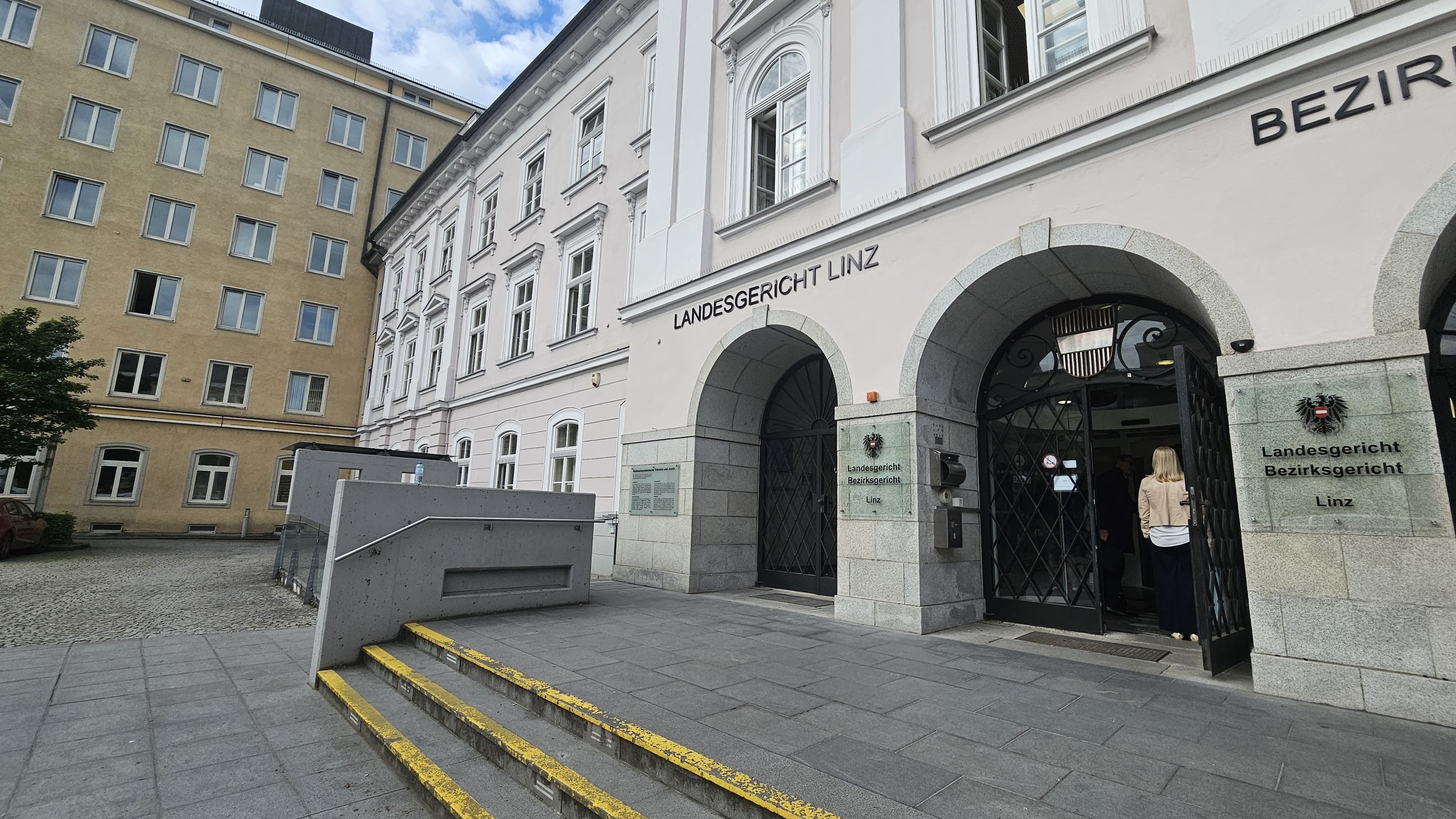 Der 16-Jährige muss sich am Dienstag am Linzer Landesgericht verantworten.