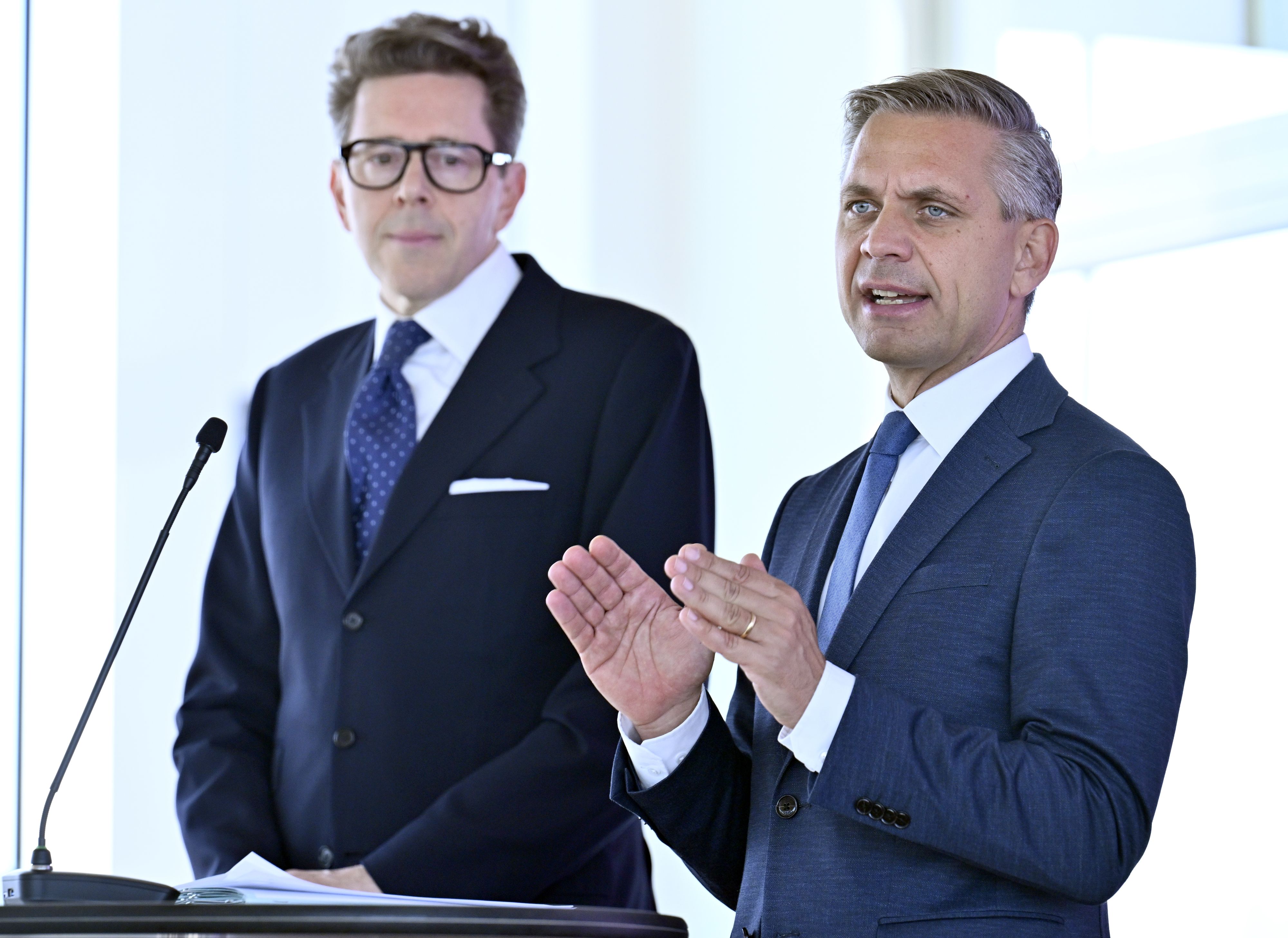 Wirtschaftsminister Hattmannsdorfer und WKO-Präsident Mahrer starten neue Export-Offensive.