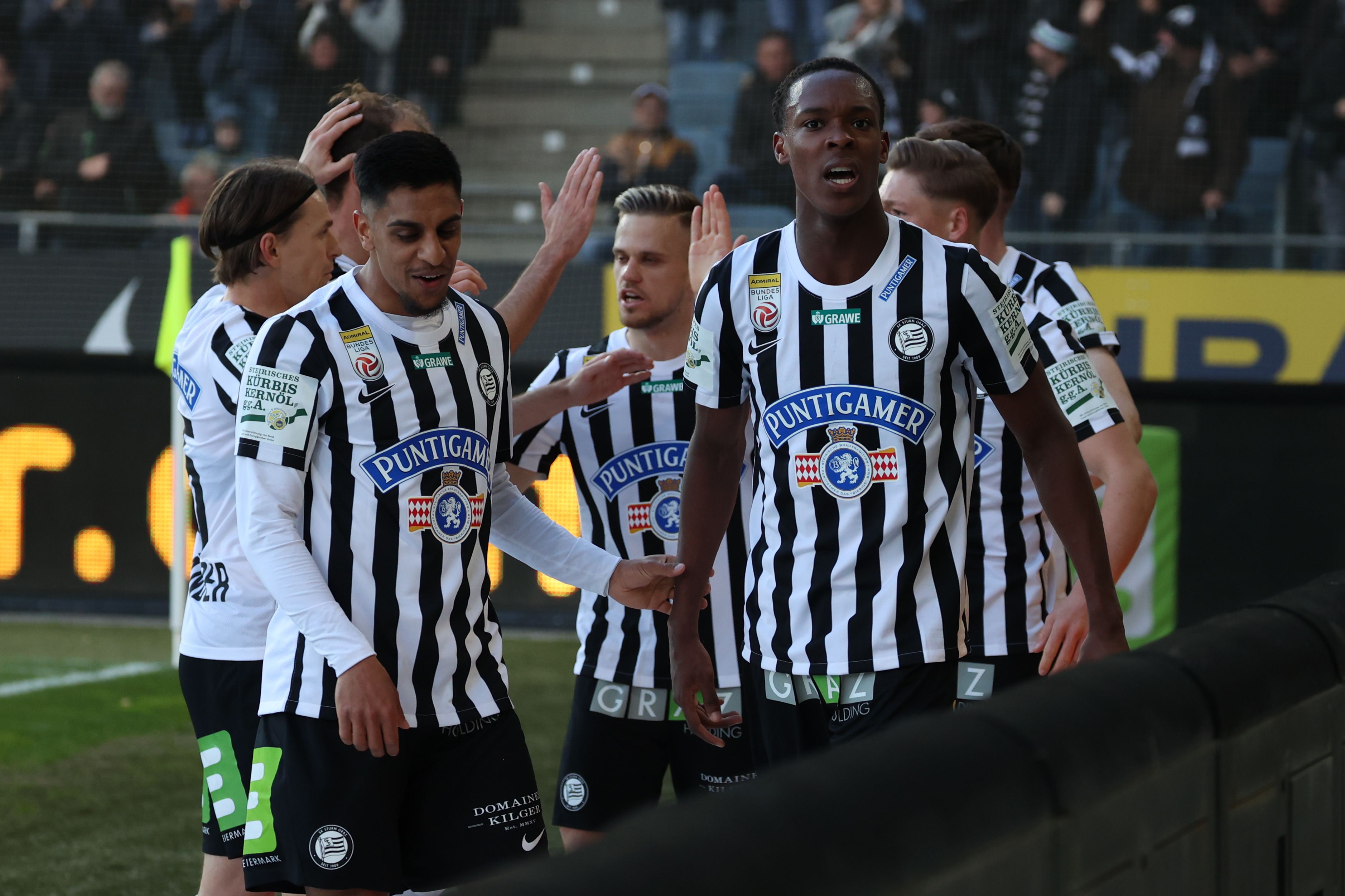 Emanuel Emegha (r.) ist heiß begehrt.