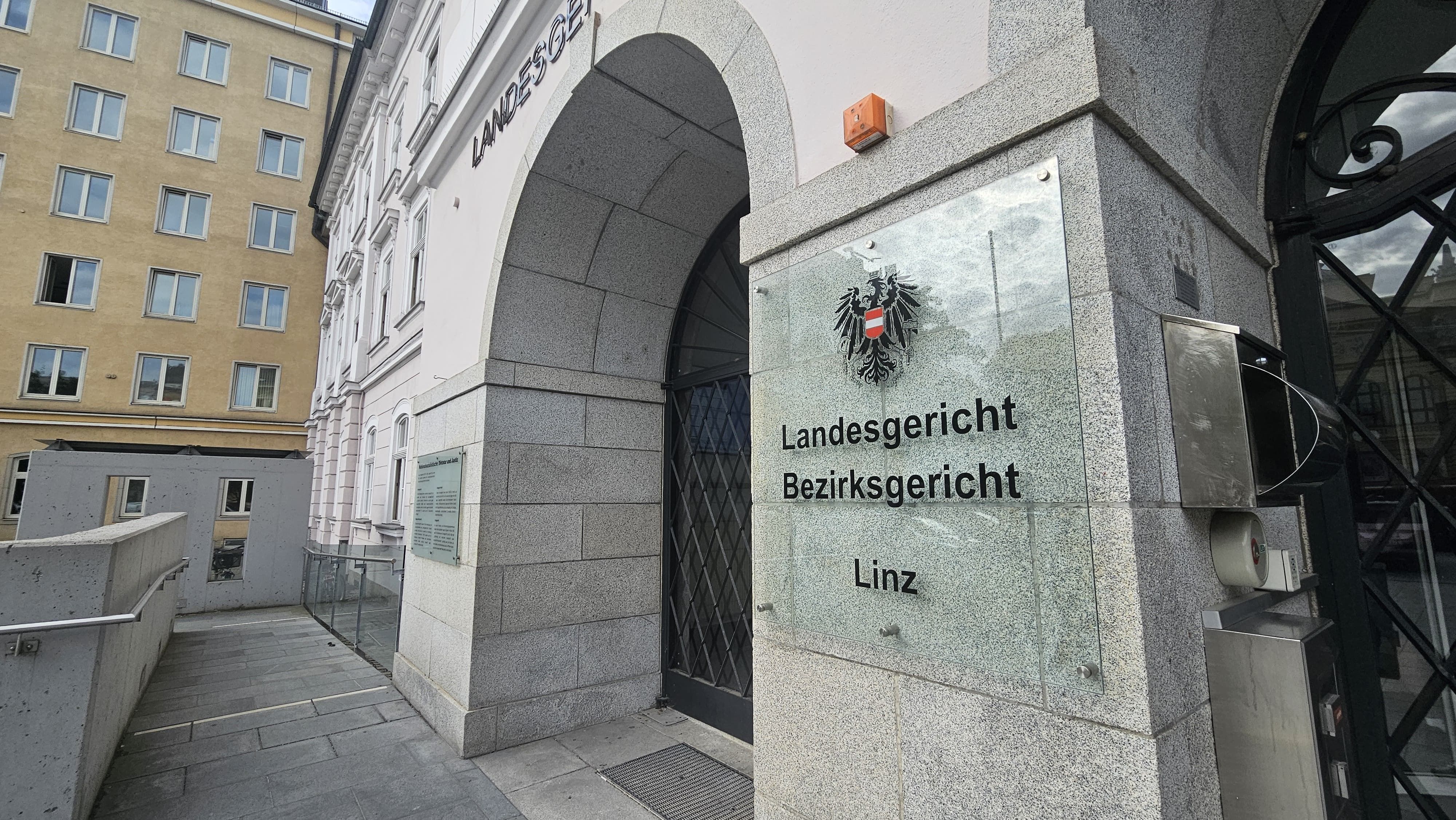 Der 16-Jährige musste sich am Dienstag am Linzer Landesgericht verantworten.