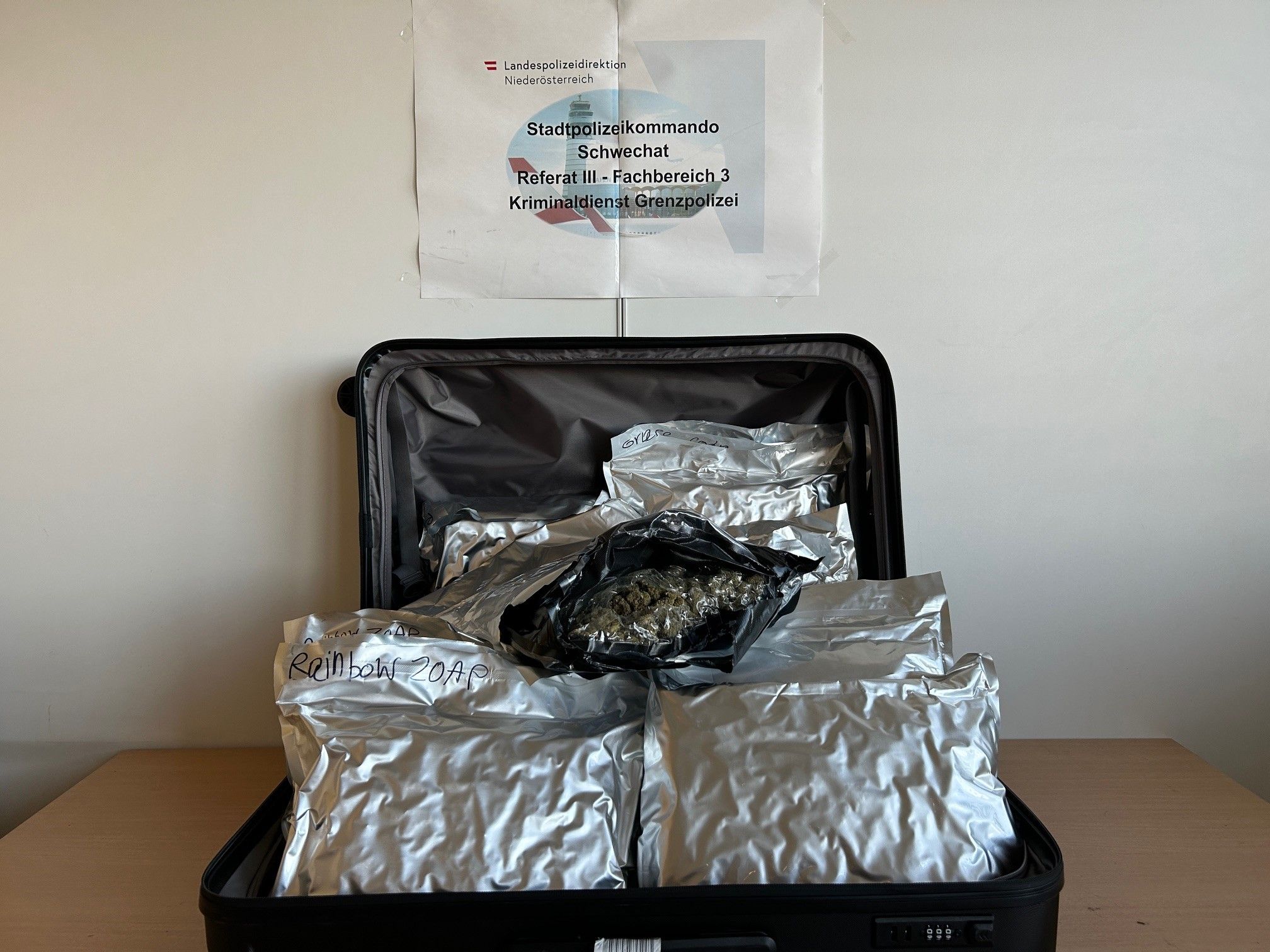 In diesem Koffer wurden 11,3 kg Cannabiskraut sichergestellt.