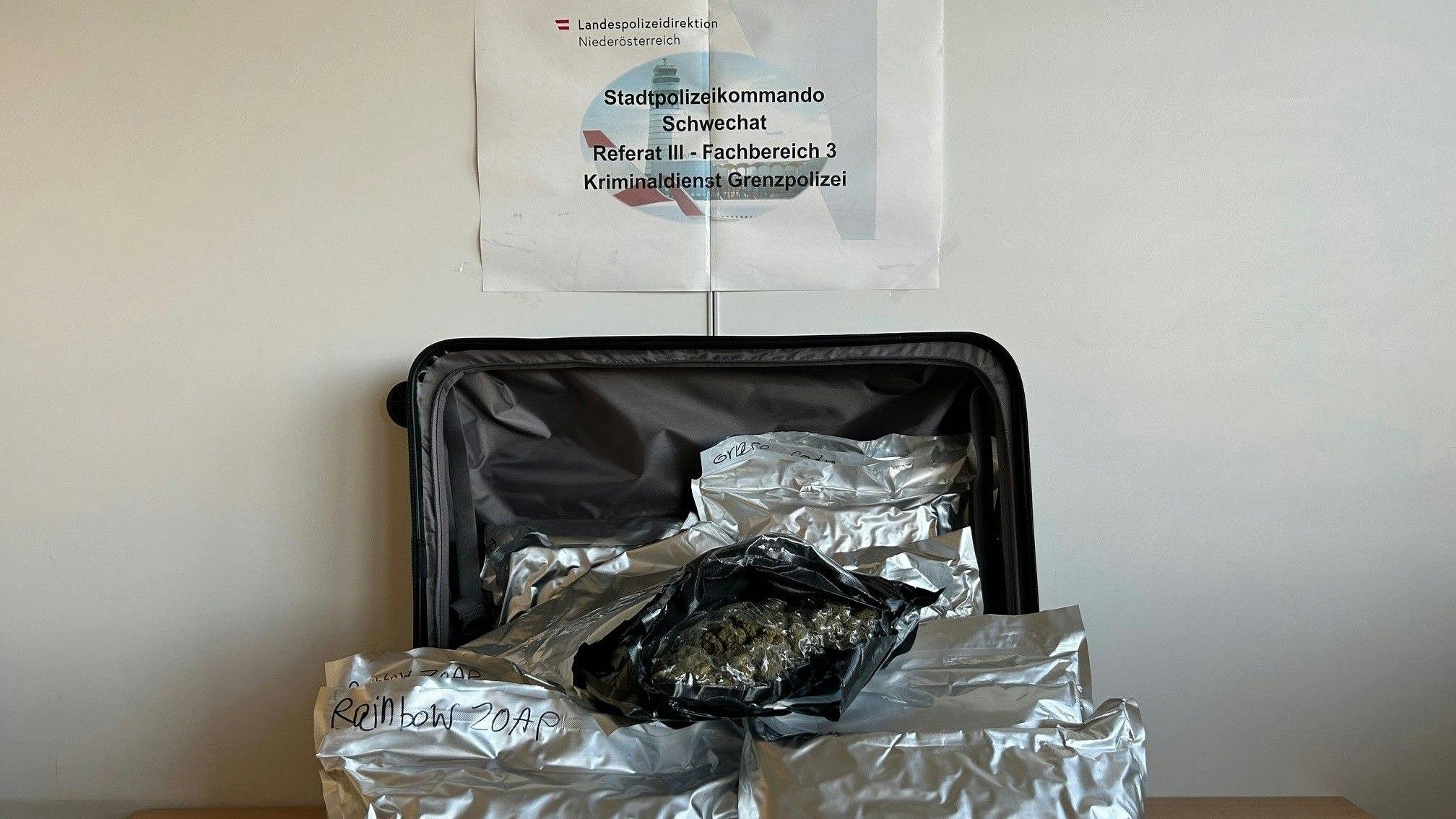 Heute.at - 26 Kilo Cannabis am Flughafen Schwechat entdeckt
