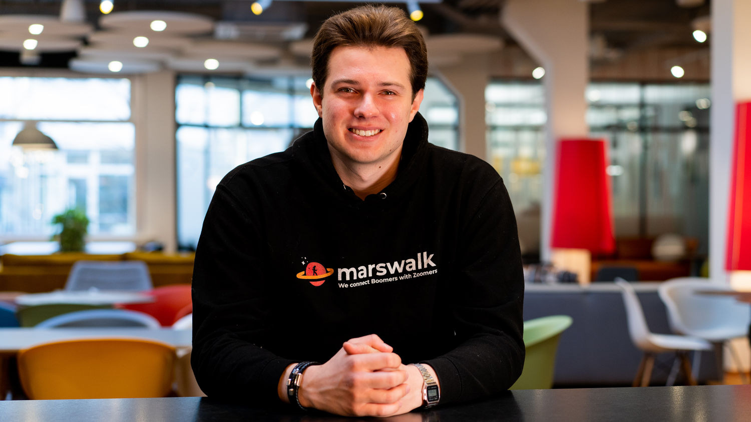 "Statt Unterstützung kam ein Bescheid mit Zahlschein und Frist", schreibt der 25-jährige Unternehmer auf LinkedIn.