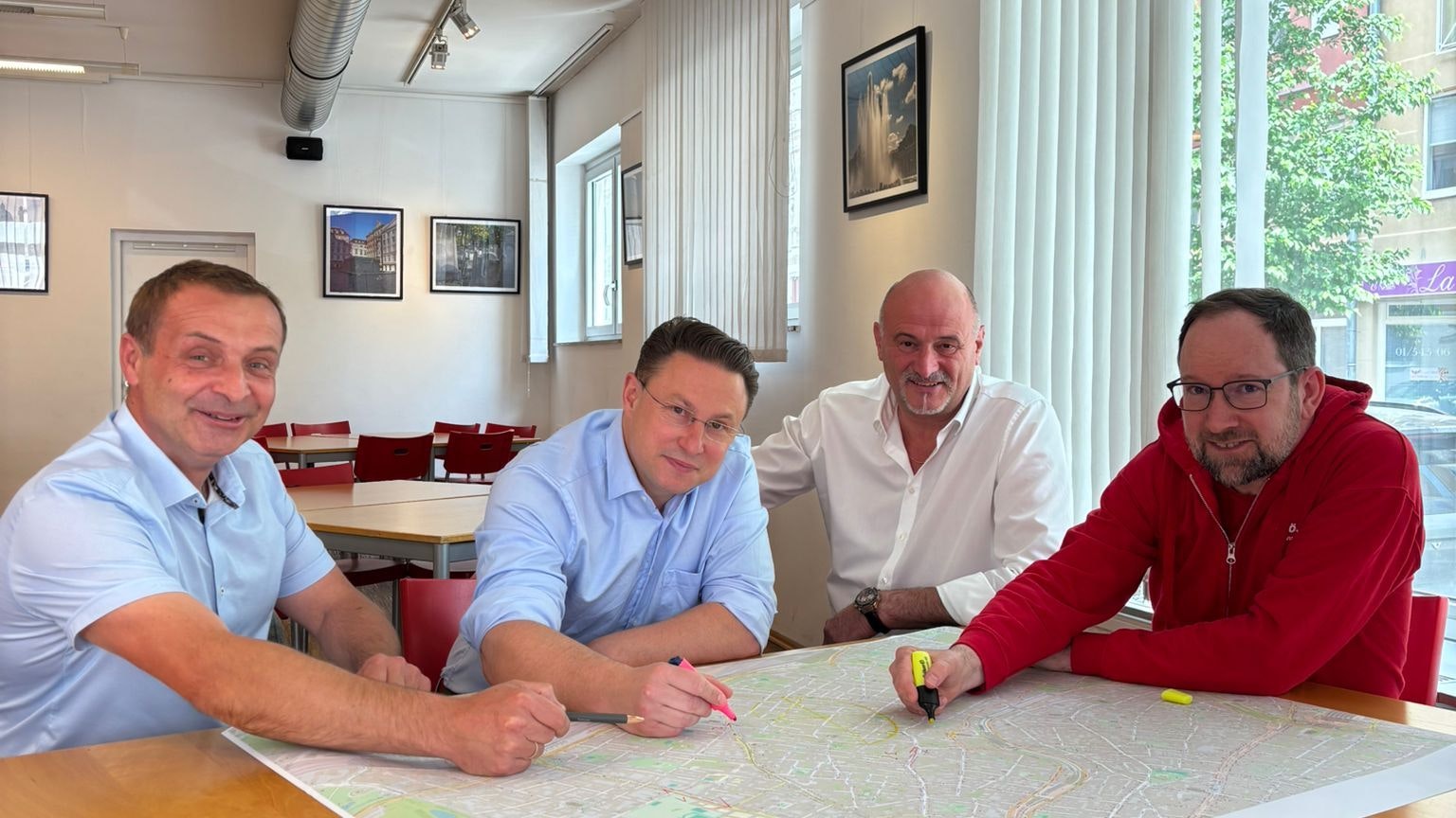 "Routenplanung für mehr Ruhe" – Christoph Lipinski (2.v.l.) und sein Team tüfteln an der neuen Busstrecke durch Margareten. Ab Juli wird die Linie B01 umgeleitet.