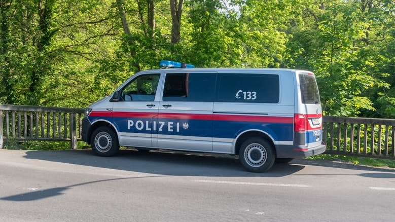 Heute.at - Mann geht mit Messer auf Jugendliche in Zug los