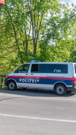 Leichenfund Wien-Favoriten: Polizei entdeckt mumifizierte Frau, Identität unklar. Ermittlungen und Obduktion sollen Todesumstände klären.