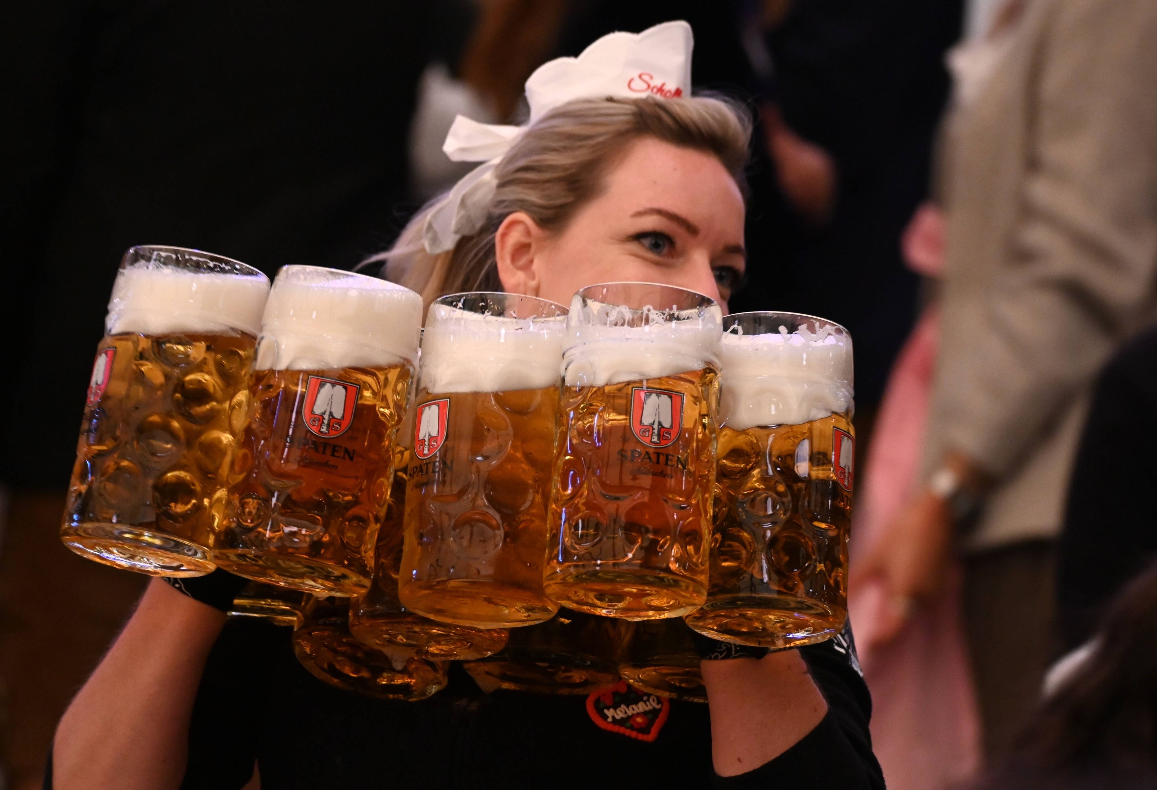 Alle Jahre wieder wird der Bierpreis auf dem Münchner Oktoberfest mit Spannung erwartet – und alle Jahre wieder kennt die Entwicklung nur eine Richtung.