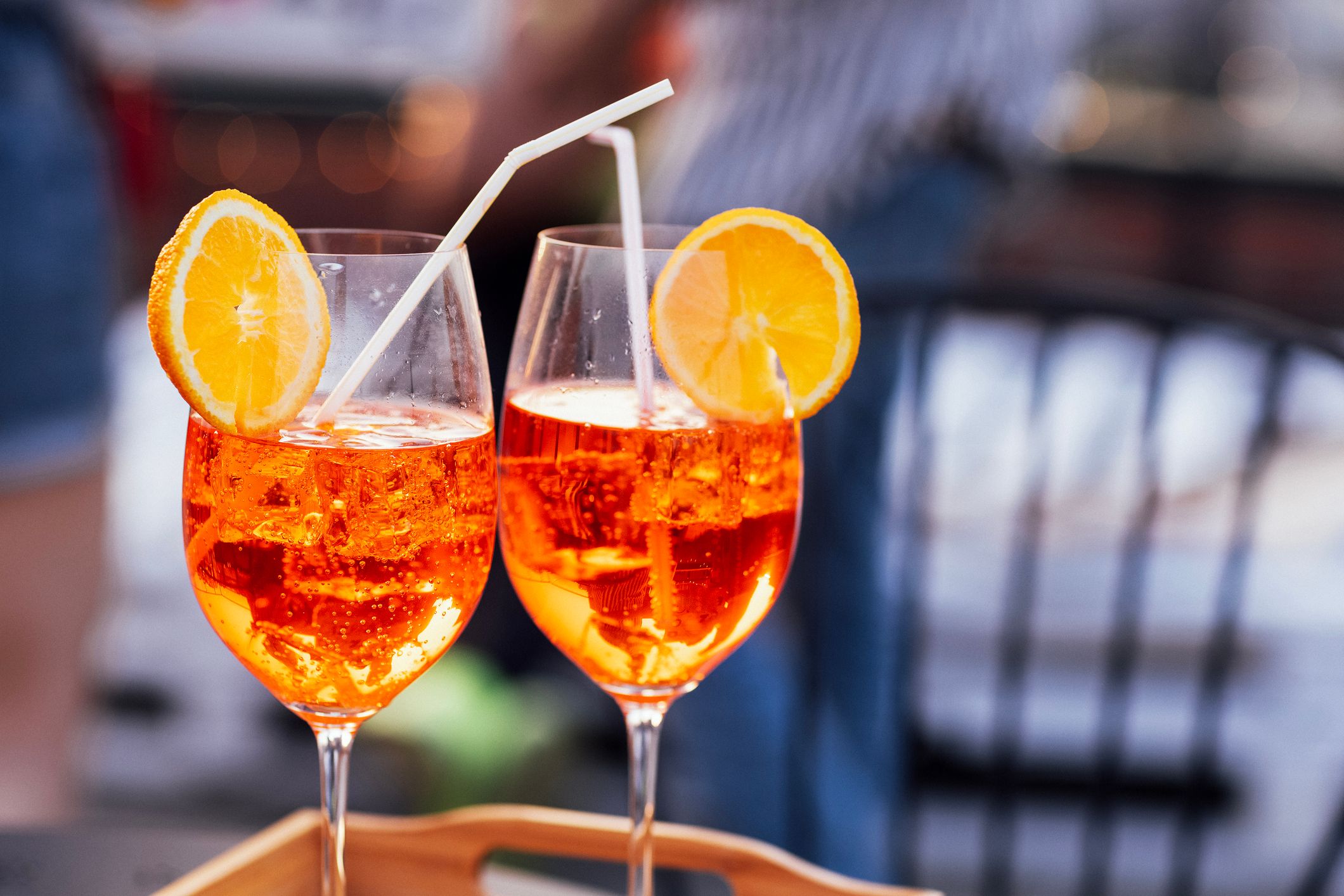 Die Preise für einen Aperol Spritz könnten fast nicht weiter auseinandergehen.