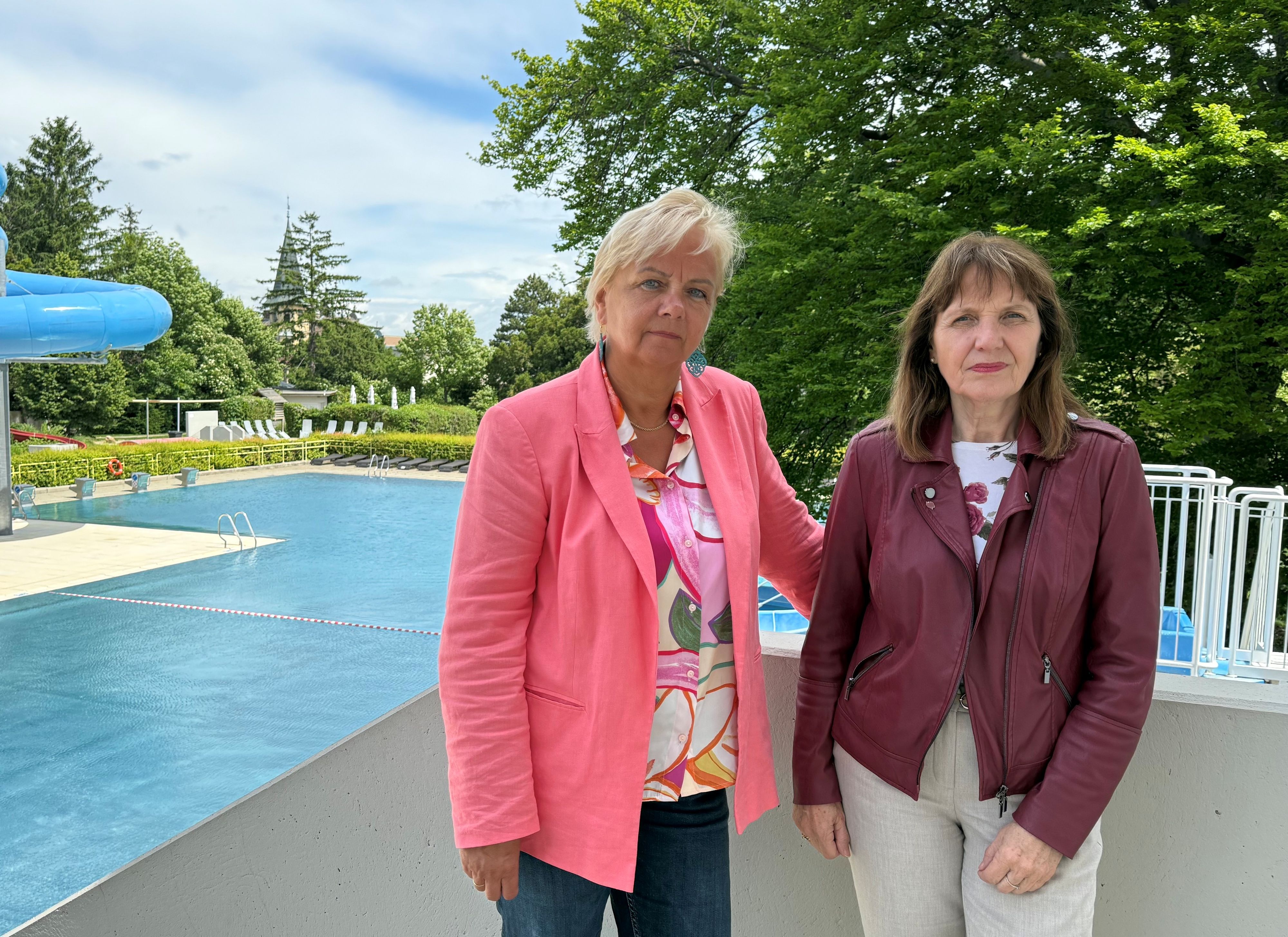 Die Bürgermeisterinnen Andrea Kö (Perchtoldsdorf) und Silvia Drechsler (Mödling)sehen die Zukunft der Gemeindebäder im Bezirk Mödling gefährdet.