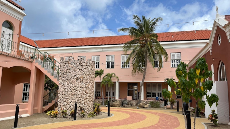 Kein Luxus-Resort – sondern die University of Aruba, wo Paul Lindner (21) seit fast einem Semester studiert.