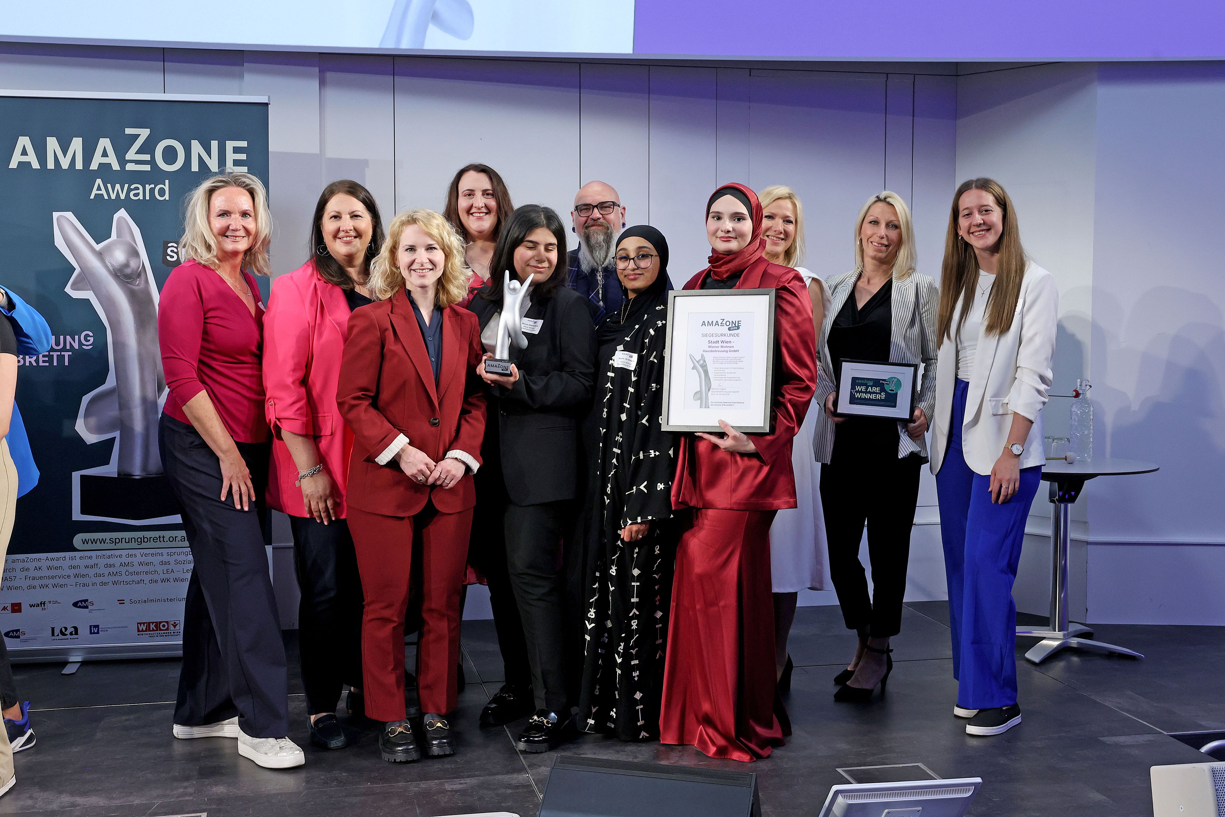 Die Wiener Wohnen Hausbetreuung-Lehrlinge, Ausbildungsbeauftragten und Geschäftsführerin Michaela Bankel freuten sich über die Auszeichnung durch Frauenministerin Eva-Maria Holzleitner und Vizebürgermeisterin und Frauenstadträtin Kathrin Gaál.
