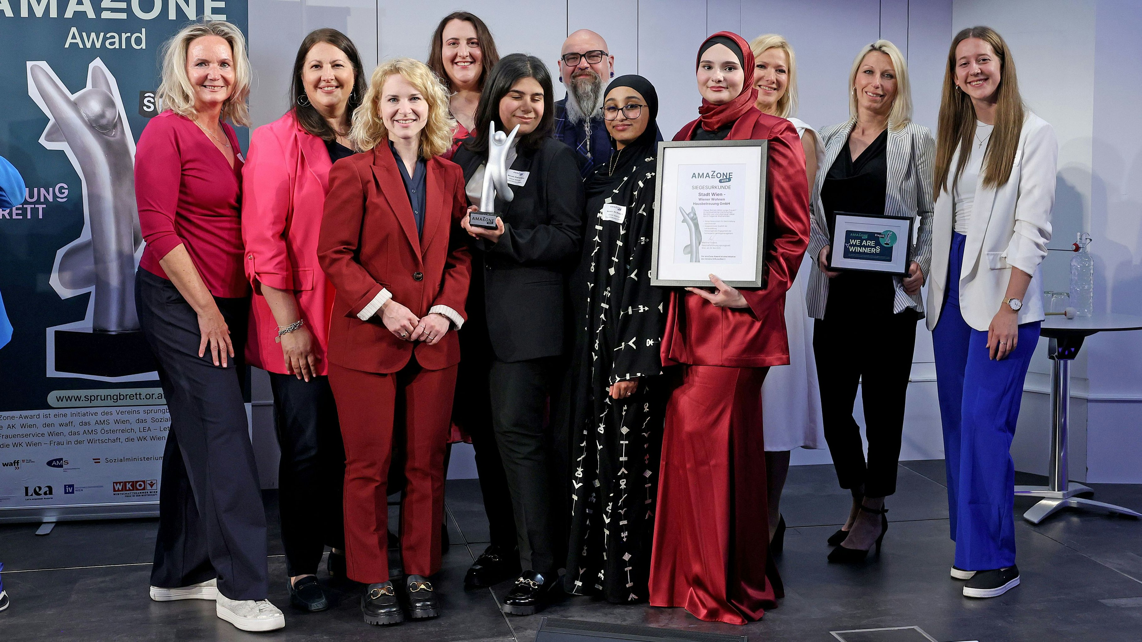 Die Wiener Wohnen Hausbetreuung-Lehrlinge, Ausbildungsbeauftragten und Geschäftsführerin Michaela Bankel freuten sich über die Auszeichnung durch Frauenministerin Eva-Maria Holzleitner und Vizebürgermeisterin und Frauenstadträtin Kathrin Gaál.