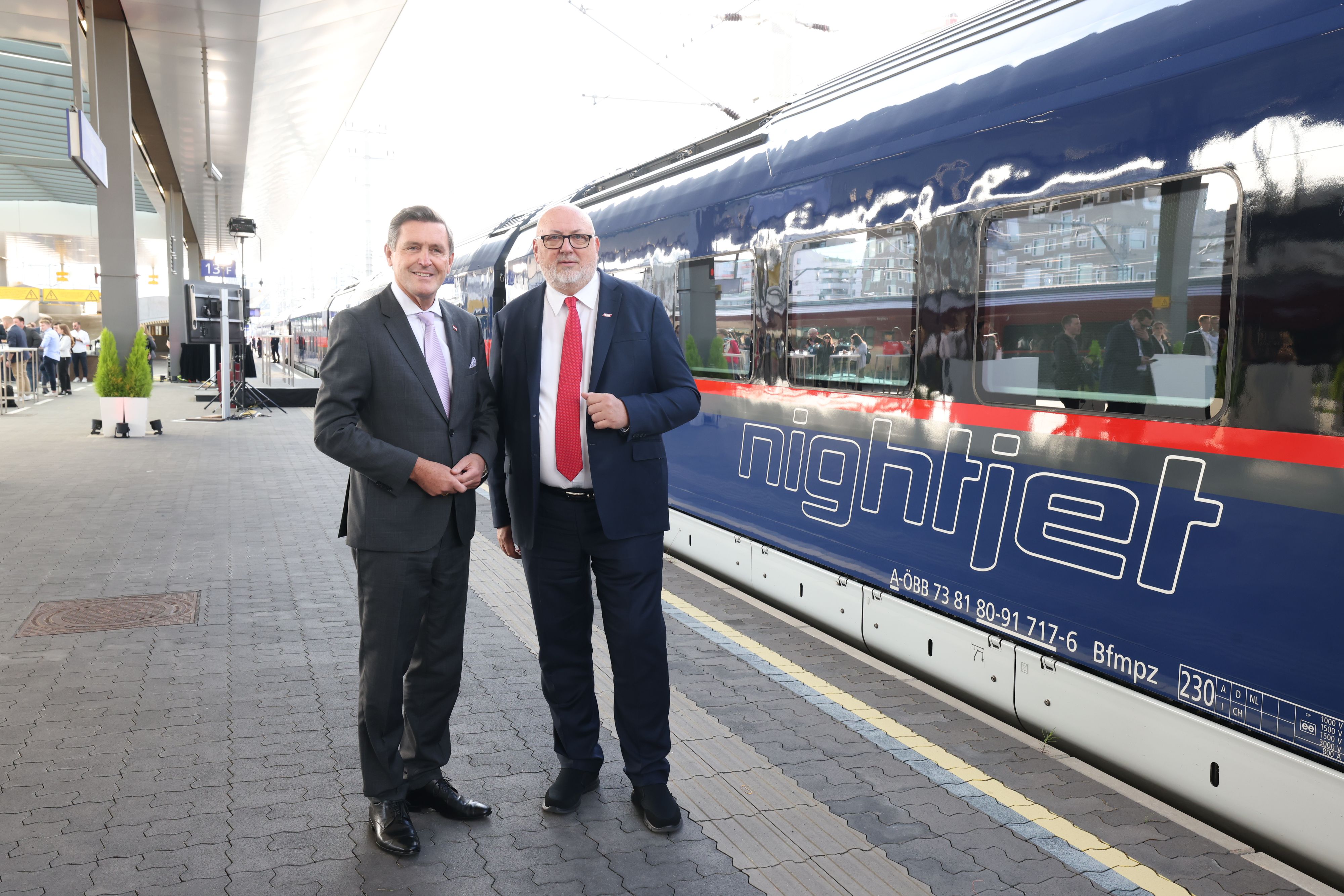 Verkehrsminister Peter Hanke (SP) und ÖBB-Ceo Andreas Matthä mit dem neuen Nightjet.