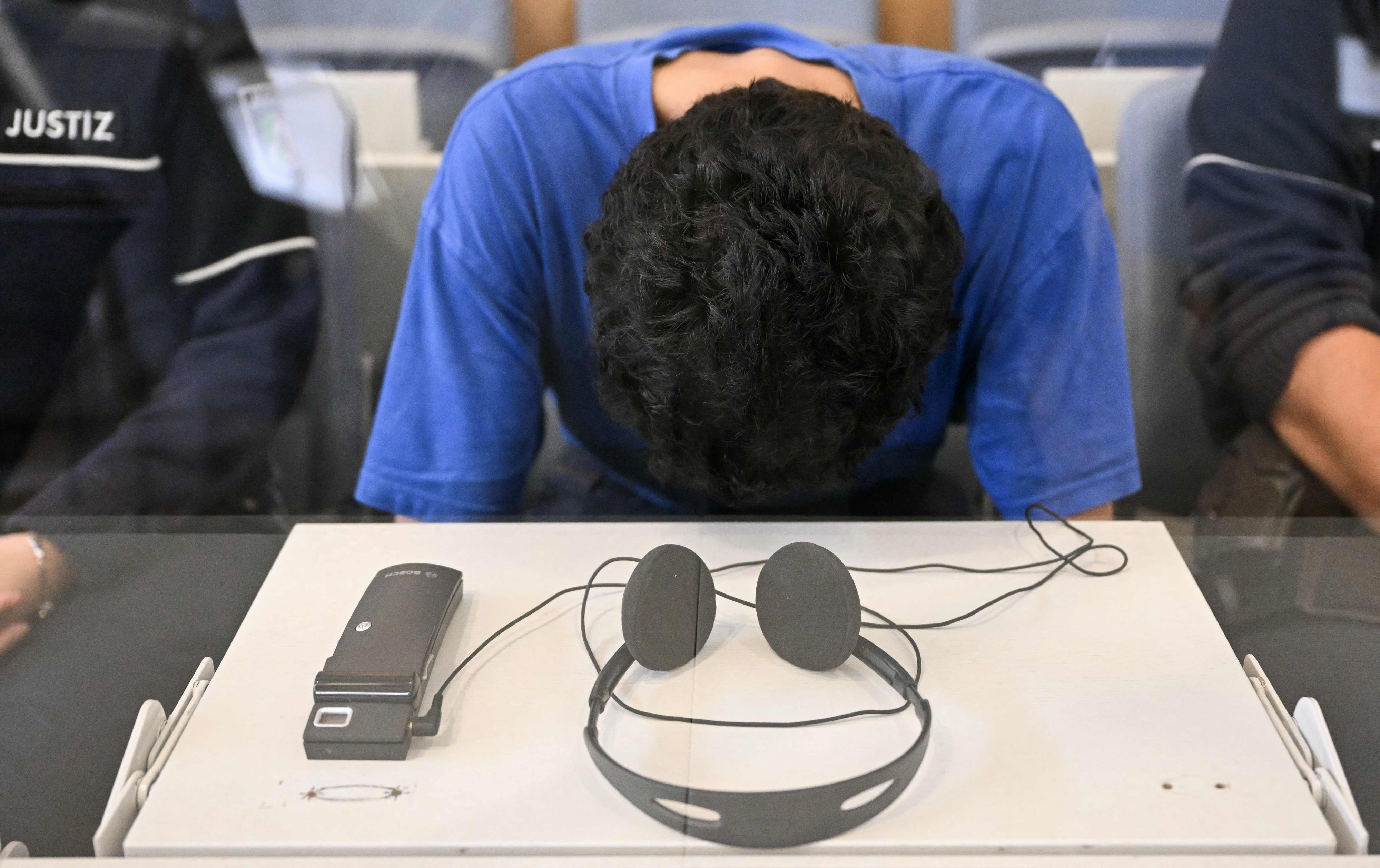 Jener Angeklagte, der im Sommer 2024 drei Menschen in Solingen getötet haben soll, zeigt sich vor Gericht geständig.