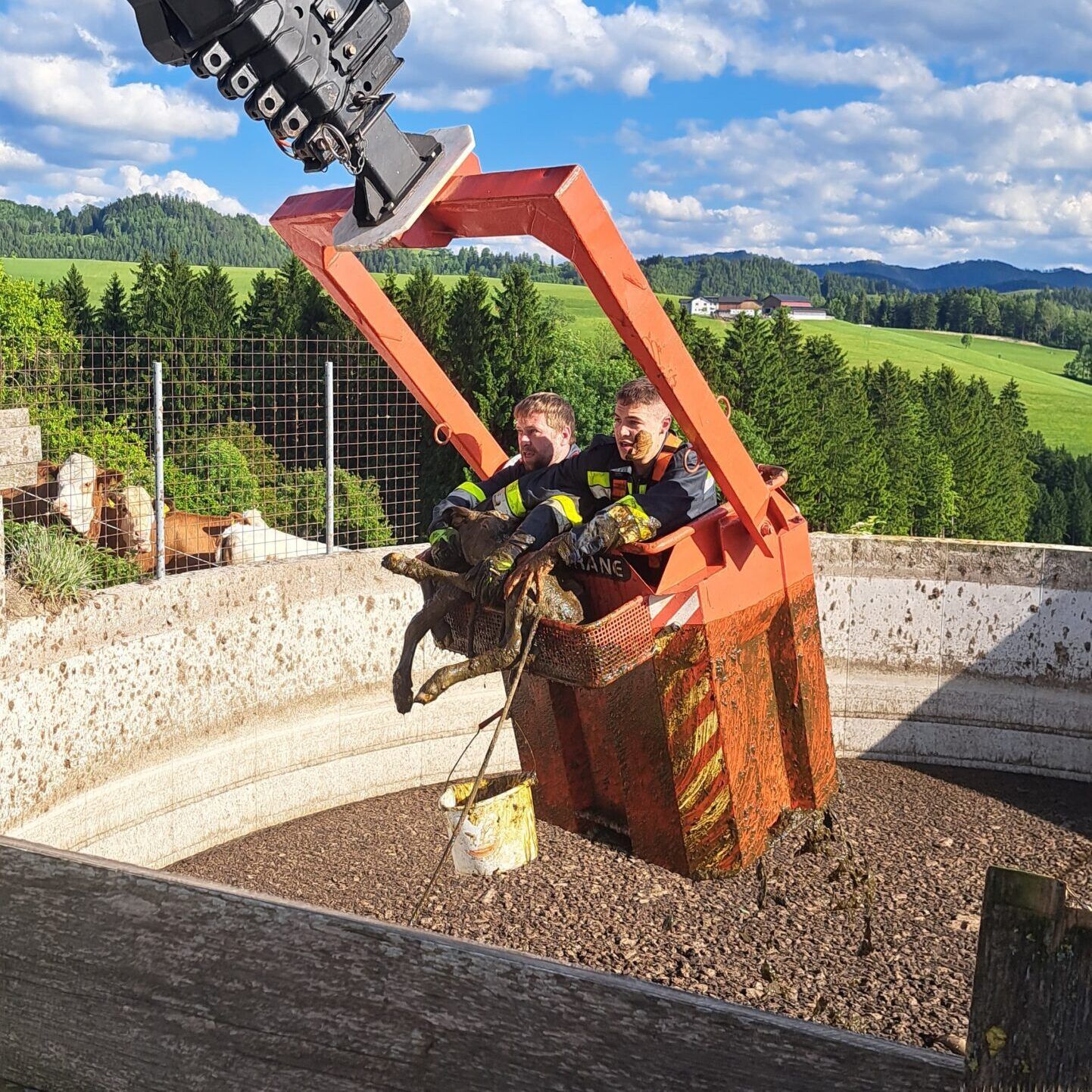 Feuerwehrkräfte zeigen ihren aufopfernden Einsatz.