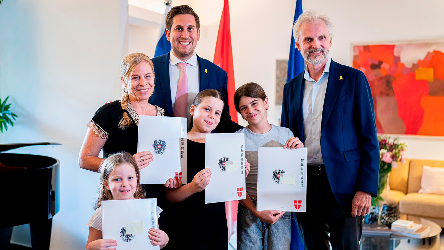 Staatssekretär Alexander Pröll bei der Übergabe der Staatsbürgerschaftsbescheide.