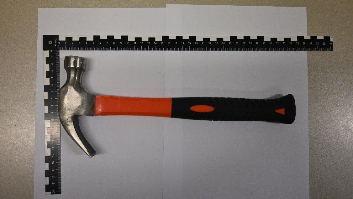 Der Hammer wurde sichergestellt.
