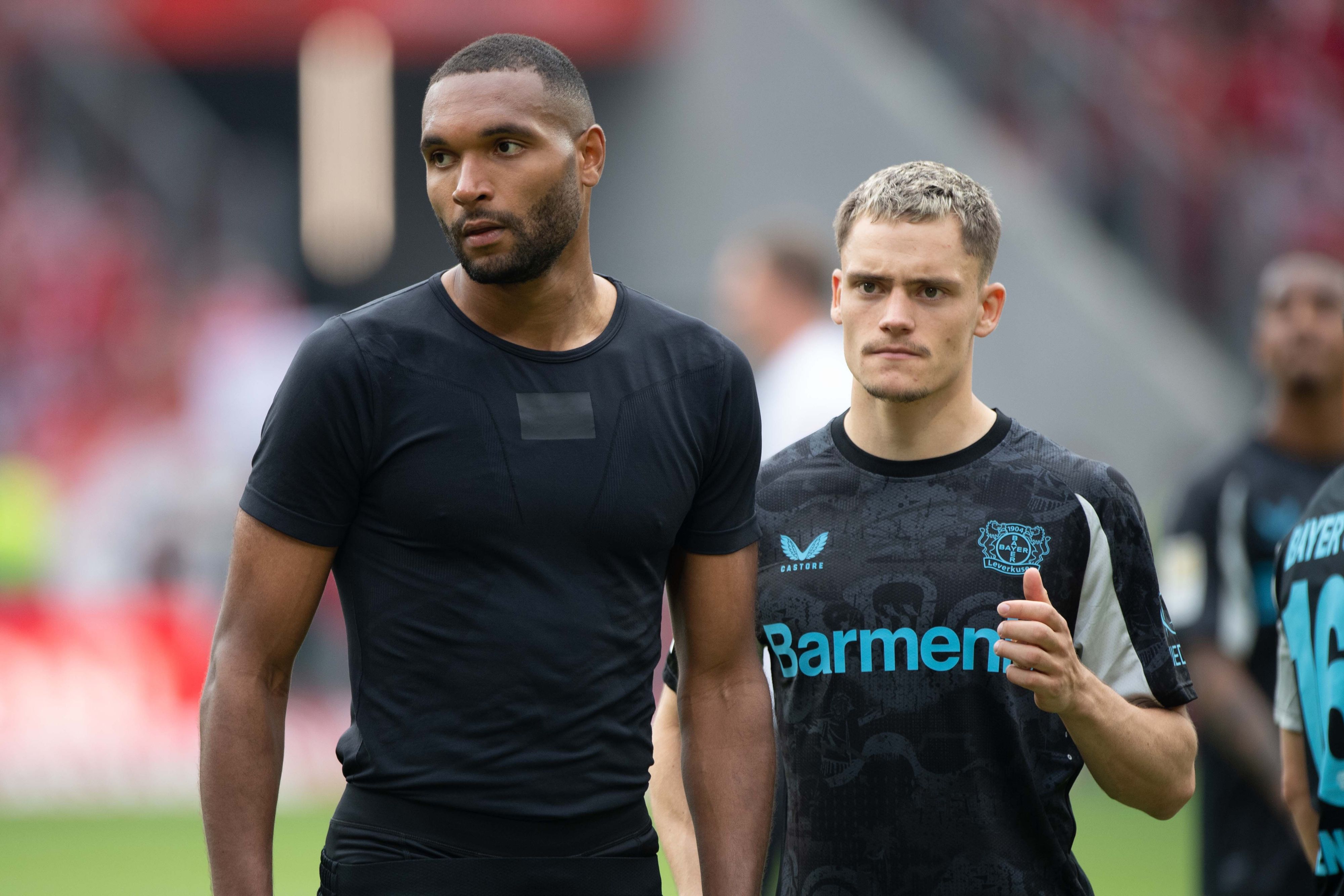 Während Jonathan Tah (l.) zum FC Bayern wechselt, verhandelt sein Teamkollege Florian Wirtz (r.) mit dem FC Liverpool.
