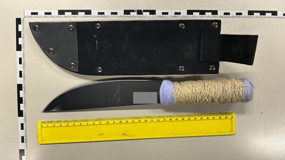 ... sowie ein Buschmesser.