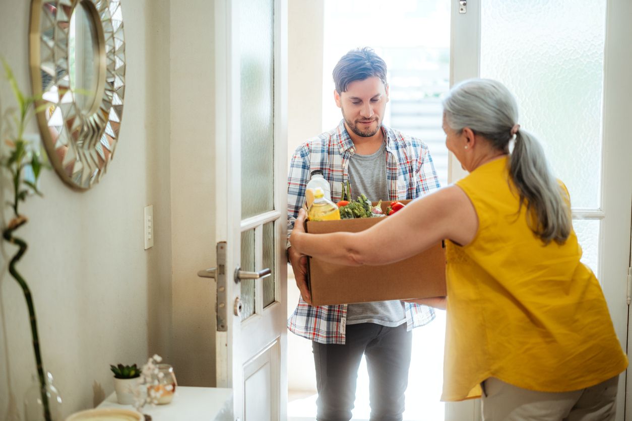 Mehr als die Hälfte (56,9  Prozent) der Österreicher hilft sich regelmäßig im Alltag. (Symbolbild)