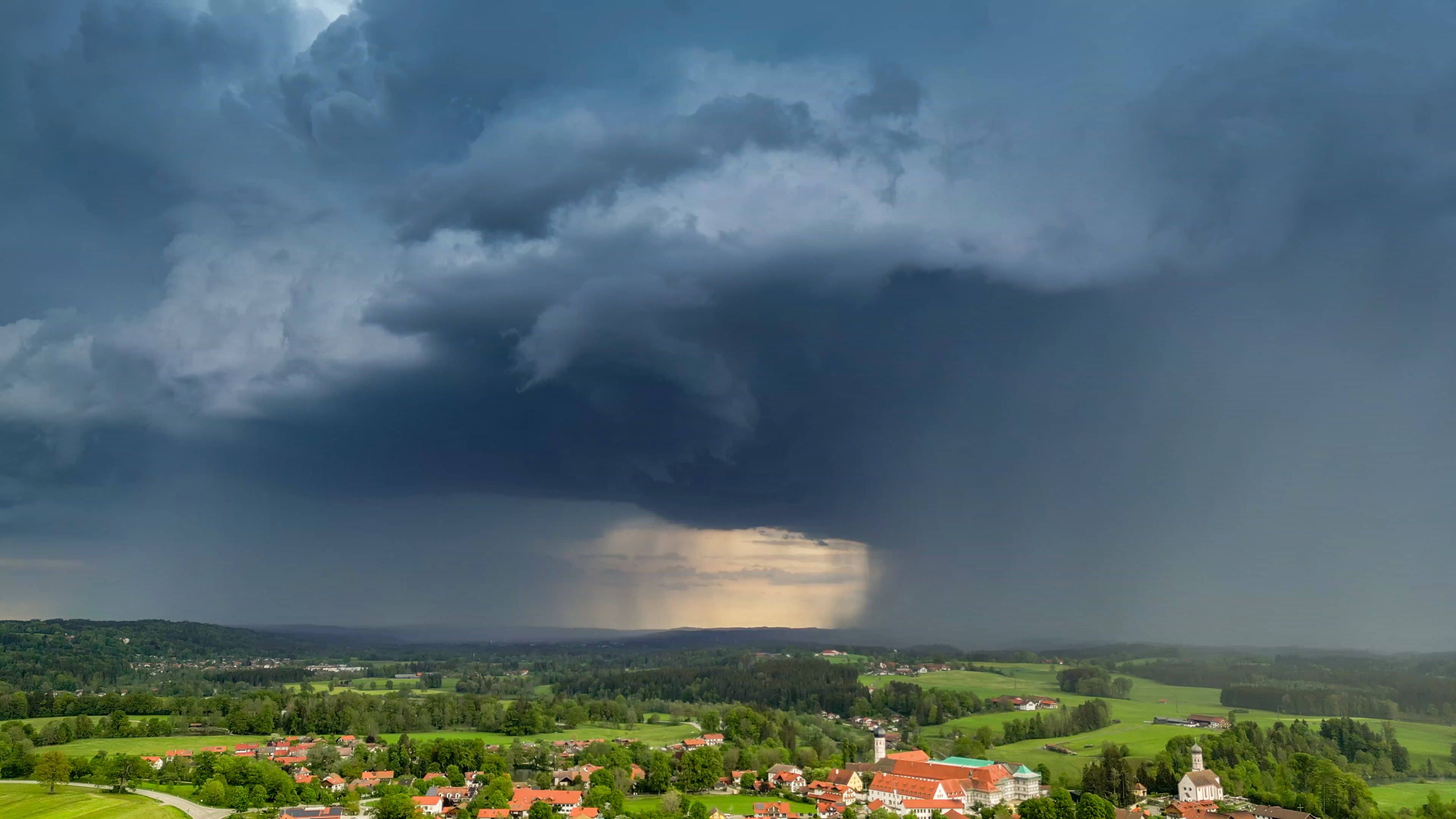 Ein Hagel-Gewitter steuert auf Österreich zu.