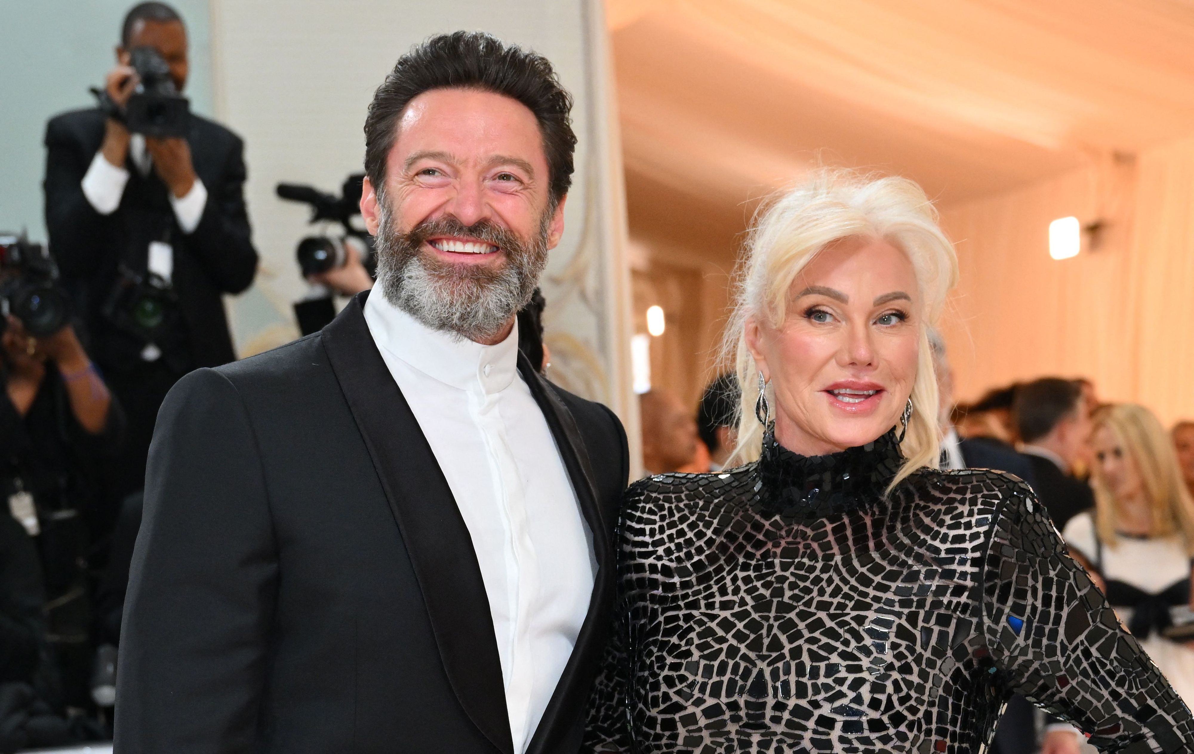 Hugh Jackman und Deborra-Lee Furness zeigen sich im Mai 2023 bei der Met Gala noch vereint – nur wenige Monate später geben sie überraschend ihre Trennung bekannt.