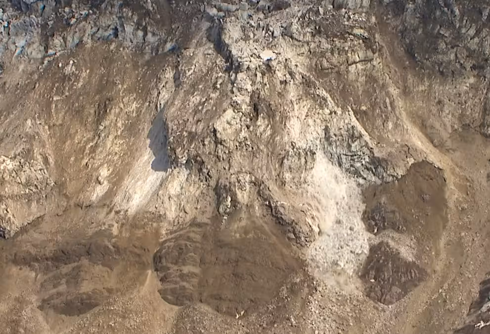 Erneut ist eine große Menge an Eis, Fels, Schnee und Wasser vom Gletscher abgebrochen.