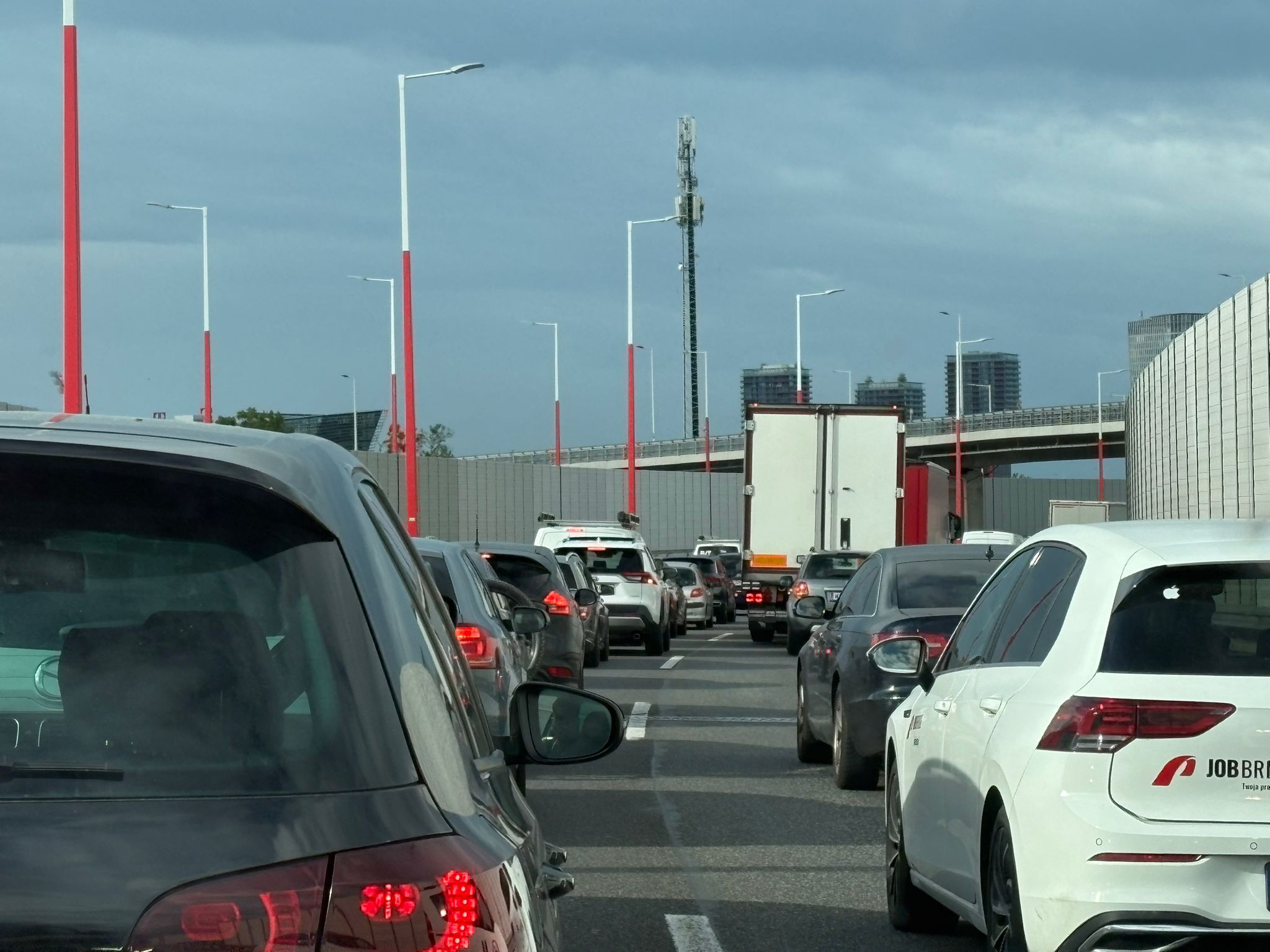 Der Stau auf der A23 Südost-Tangente sorgt mittlerweile für eine Stunde Zeitverlust.