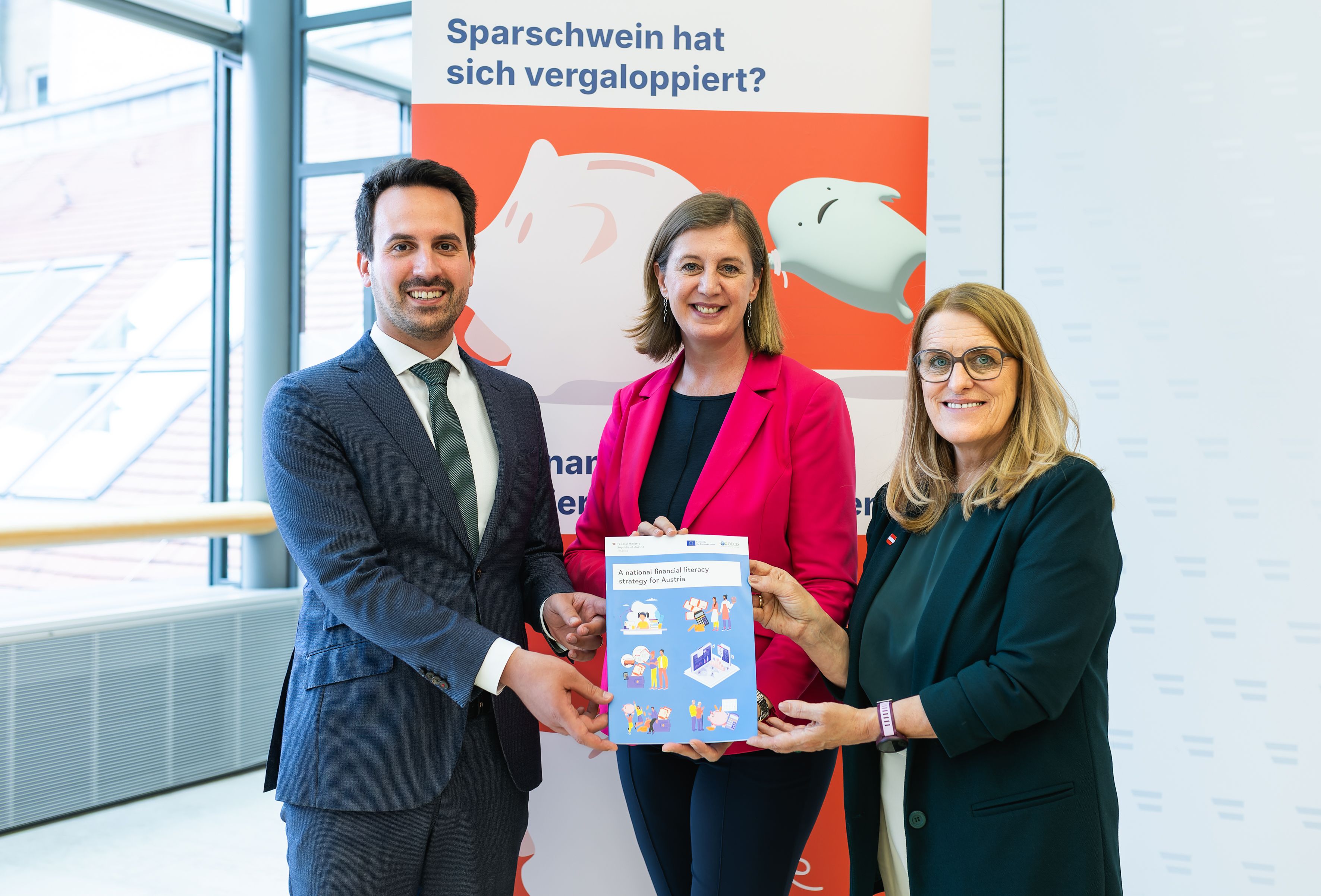 Reden wir über Geld: Bildungsminister Wiederkehr und die Staatssekretärinnen Eibinger-Miedl und Königsberger-Ludwig