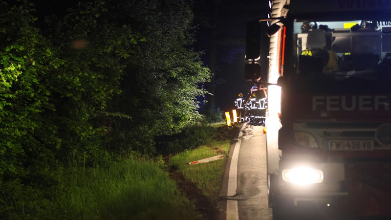 Die Einsatzkräfte zweier Feuerwehren wurden am späten Dienstagabend zu einem schweren Verkehrsunfall auf die Gmundener Straße bei Stadl-Paura alarmiert.