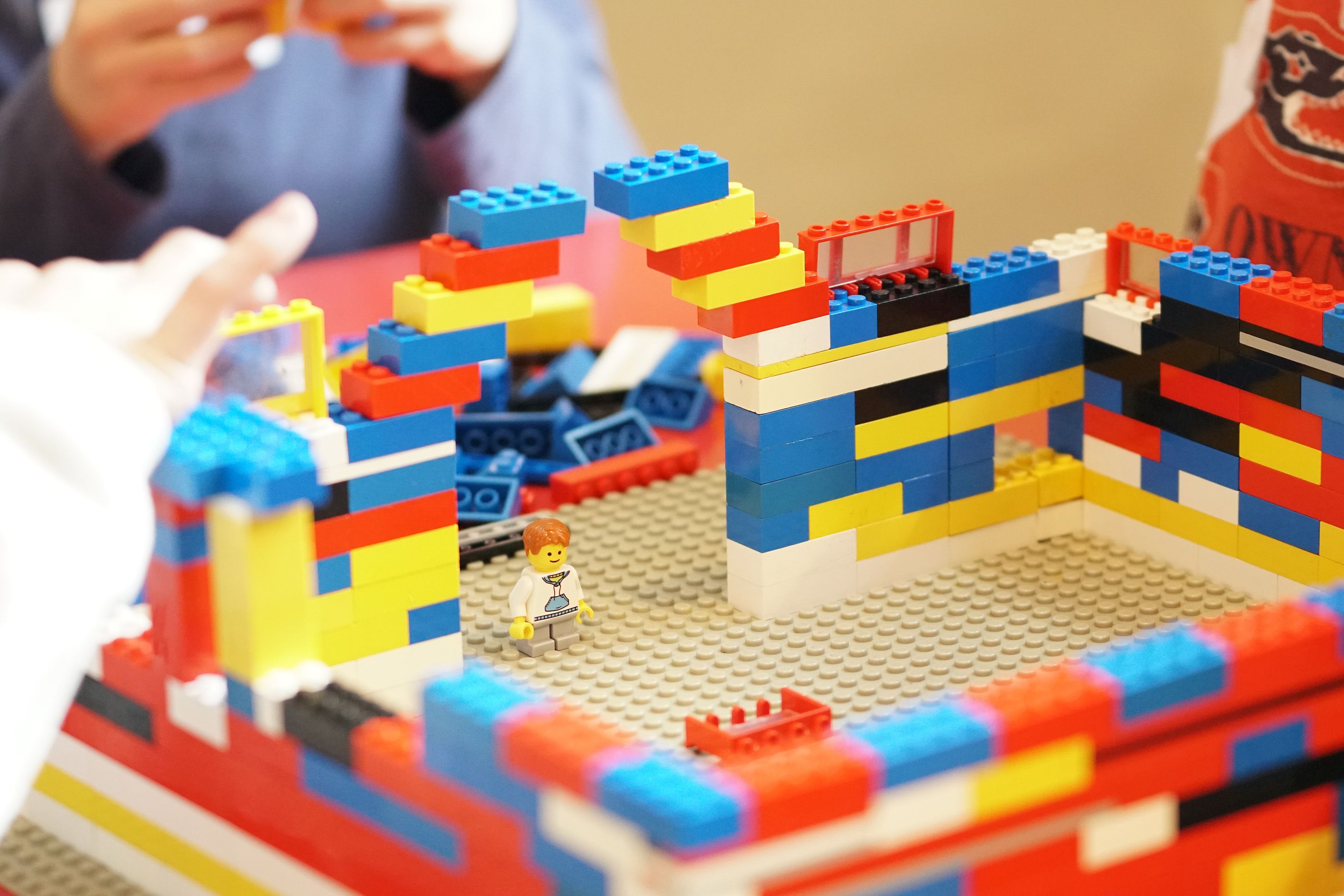 Lego-Chaos: Von Hand sortieren würde ewig dauern.