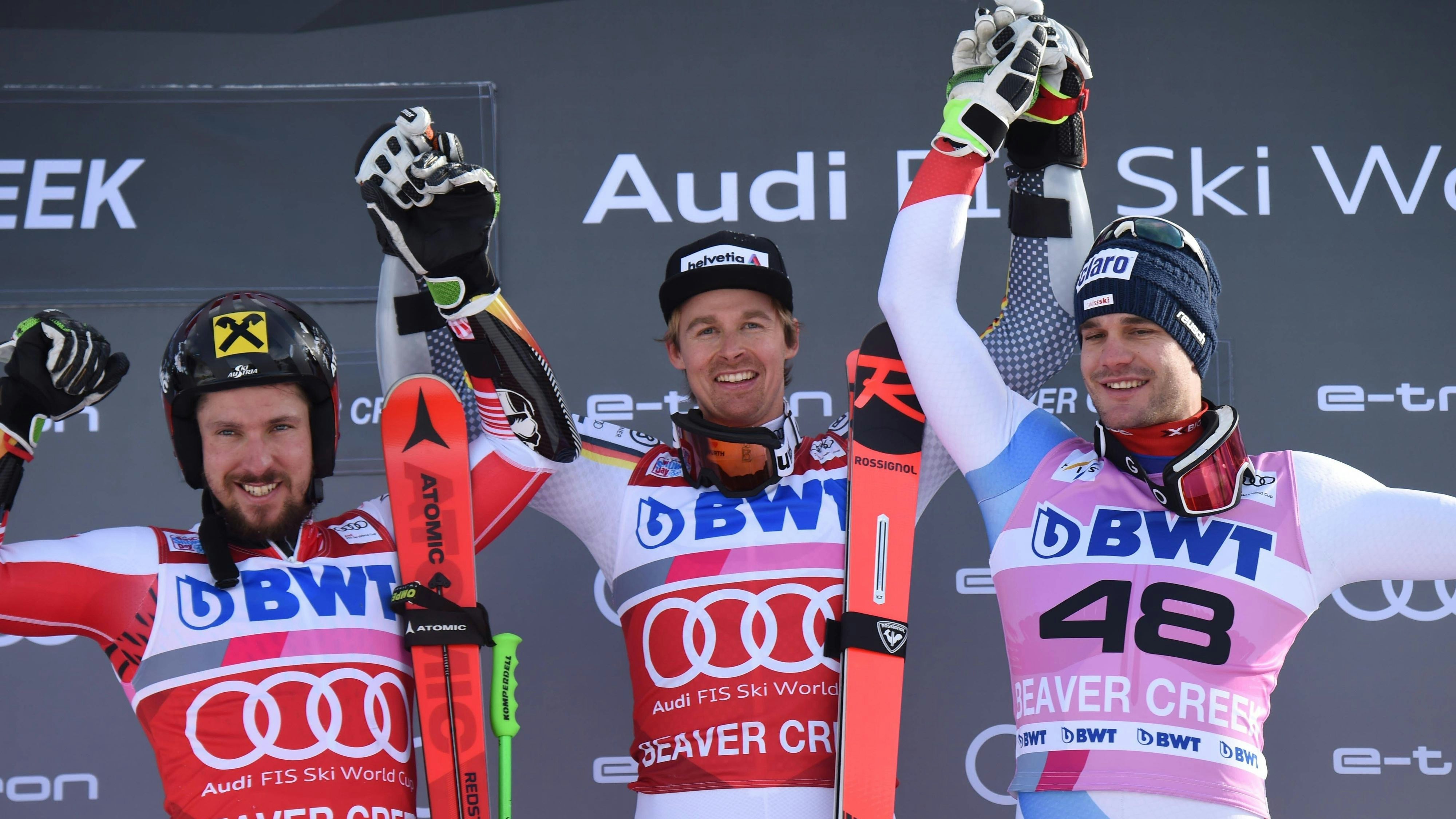 Stefan Luitz bei seinem einzigen Weltcupsieg in der Mitte. Er feierte mit Marcel Hirscher (l.) und Thomas Tumler (r.) 