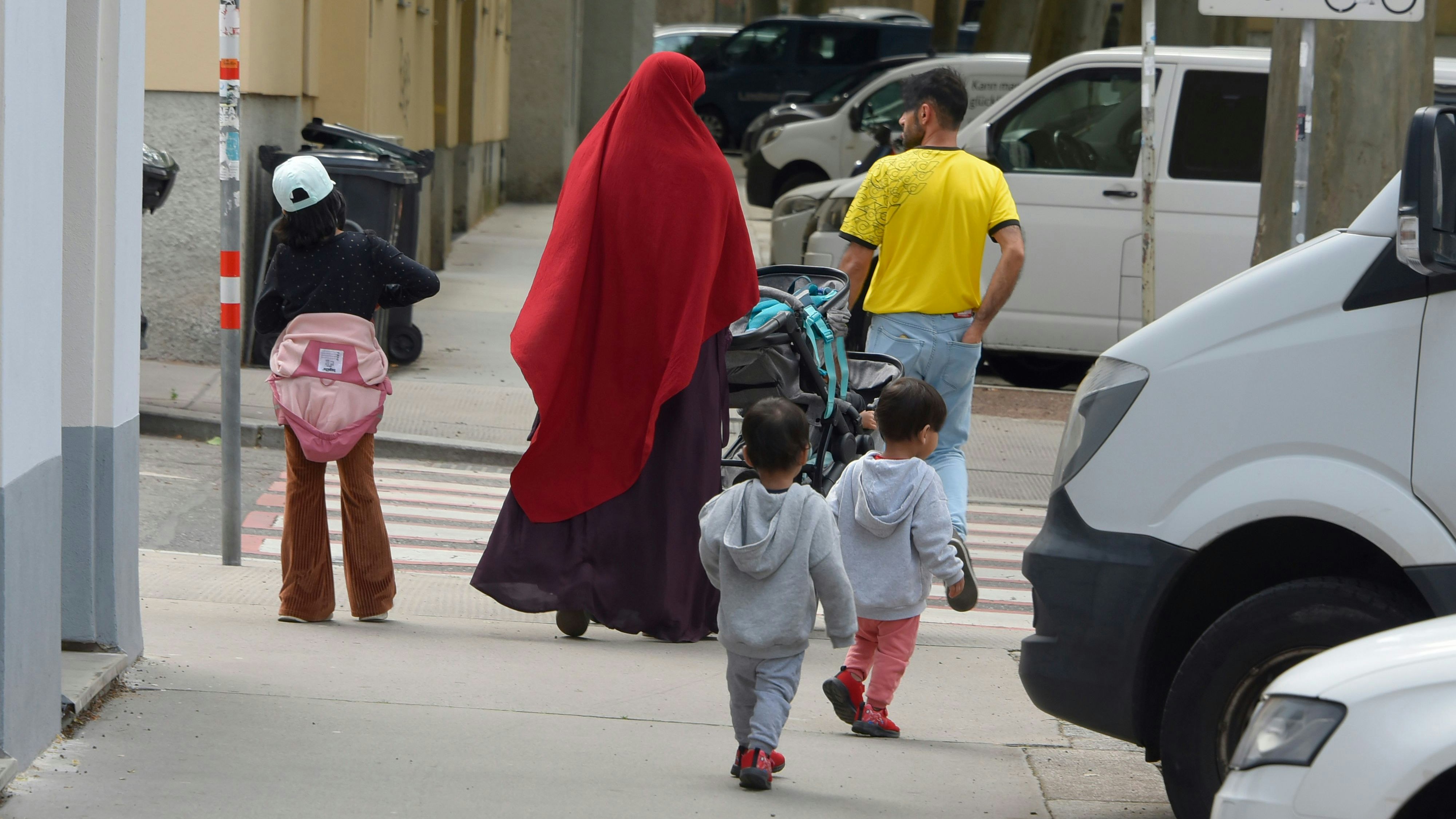 Heute.at - Reiche Türken-Familie muss nach Asylgeld-Betrug gehen
