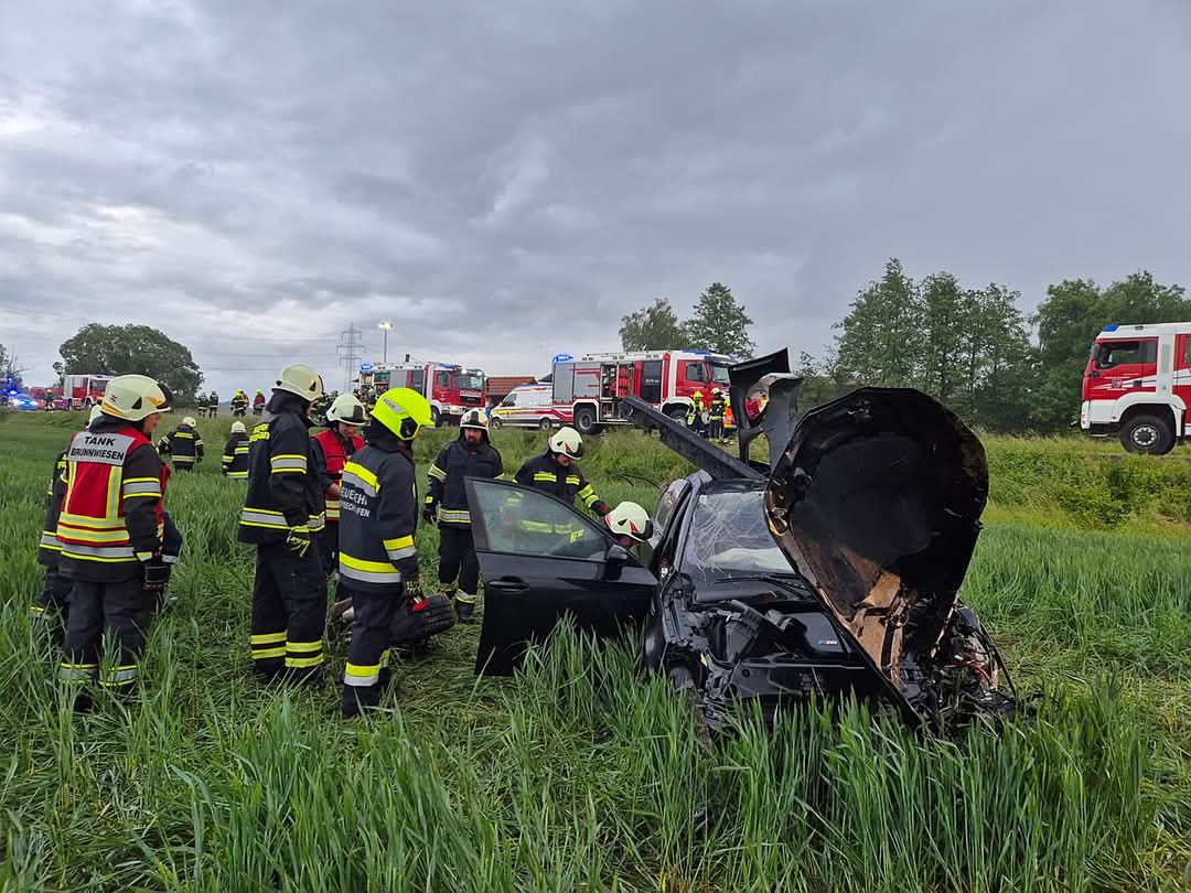 Ein 19-Jähriger und eine 16-Jährige wurden bei dem Unfall schwer verletzt und mit Notarzthubschraubern ins Spital geflogen.