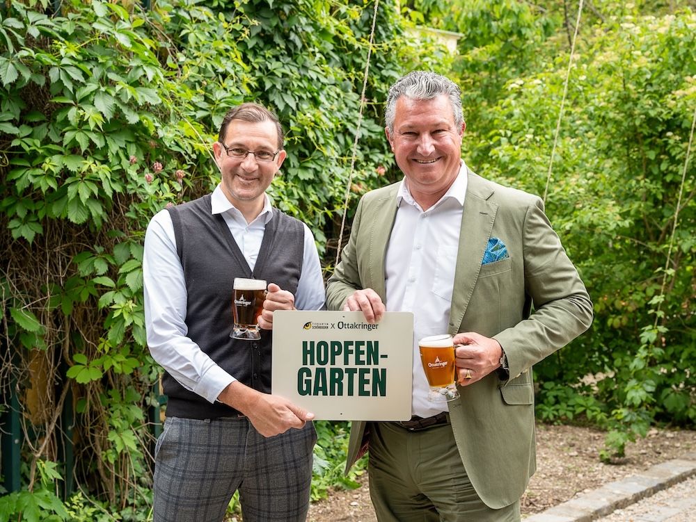 Tobias Frank, Technischer Geschäftsführer und 1. Braumeister der Ottakringer Brauerei und Zoodirektor Stephan Hering-Hagenbeck stoßen auf die Kooperation an.