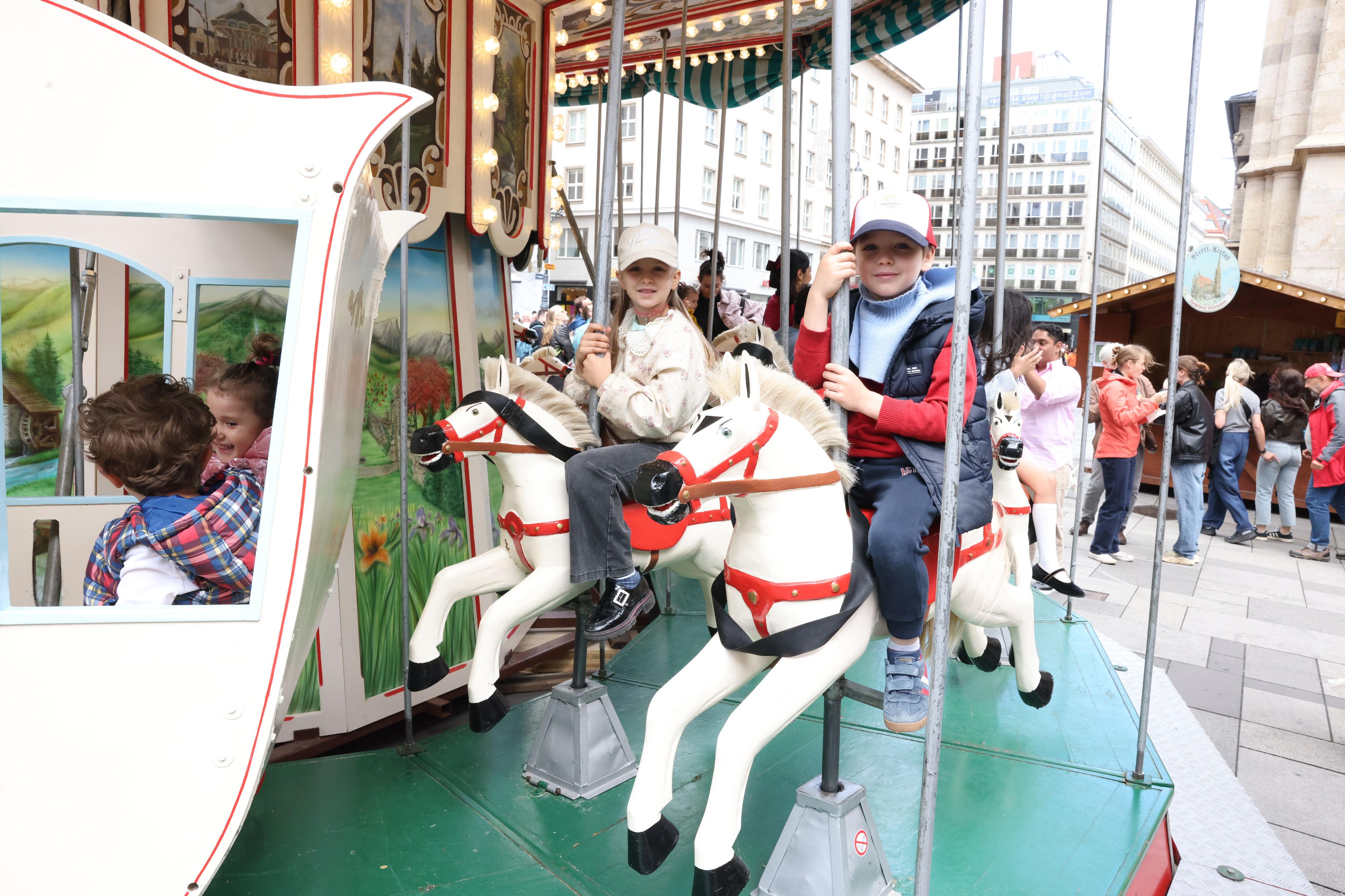 Spaß und strahlende Gesichter beim Karussellfahren auf den Steffl-Kirtagen