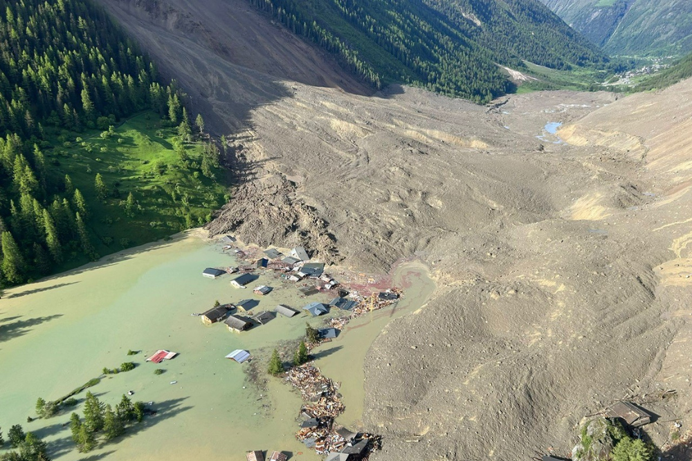 Nach dem gigantischen Gletscherabbruch 28. Mai 2025 bleibt ein Schaden von 340 Millionen Euro.