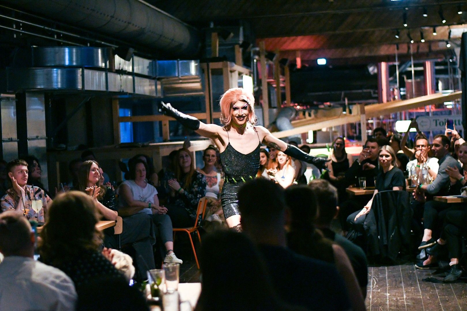 Im Gleis//Garten treten zur Pride Wiens bekannteste Dragqueens auf, auch Pandora Nox ist mit dabei.