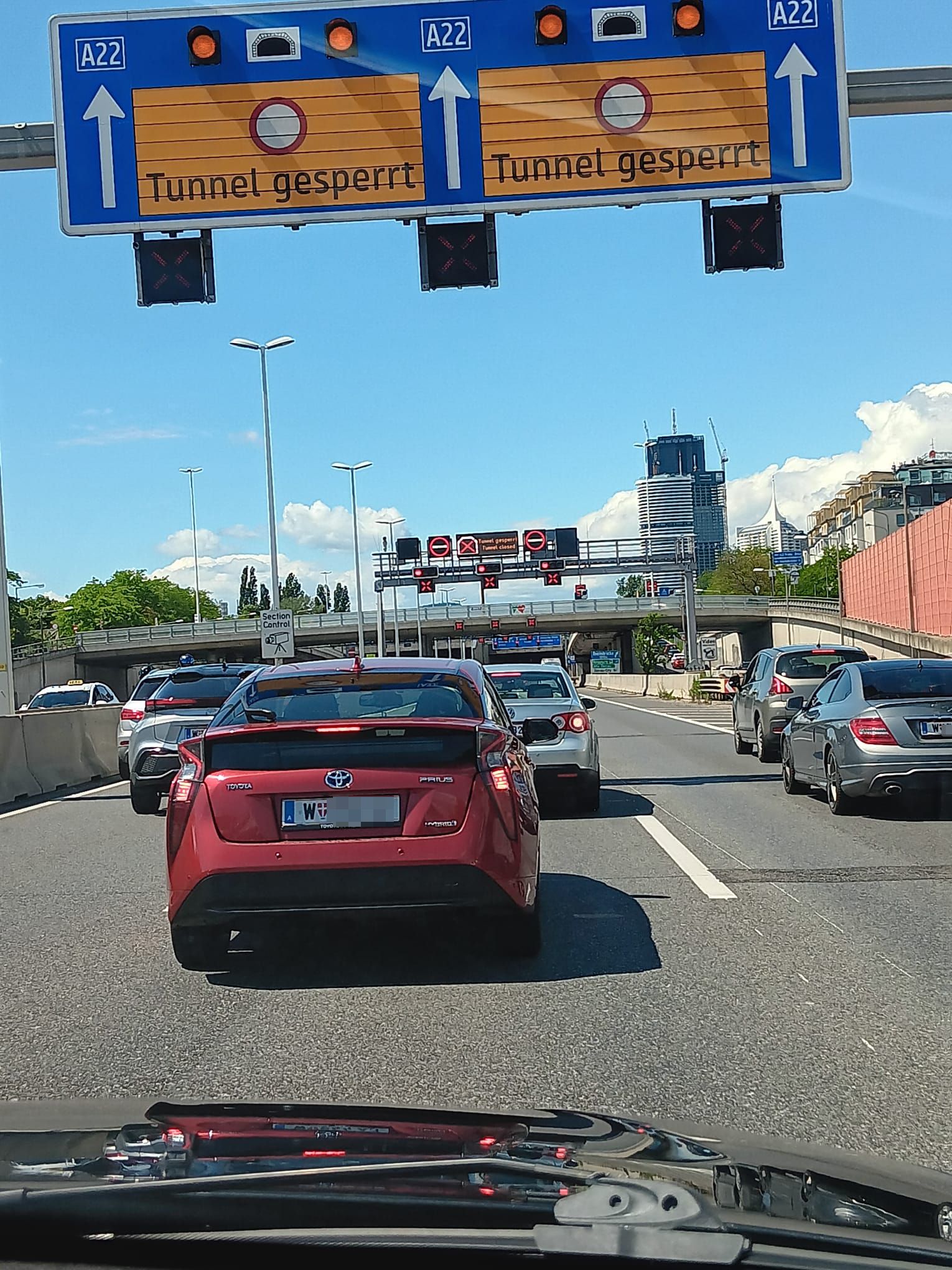 Tunnel gesperrt: Verkehrs-Chaos auf der A22 in Wien