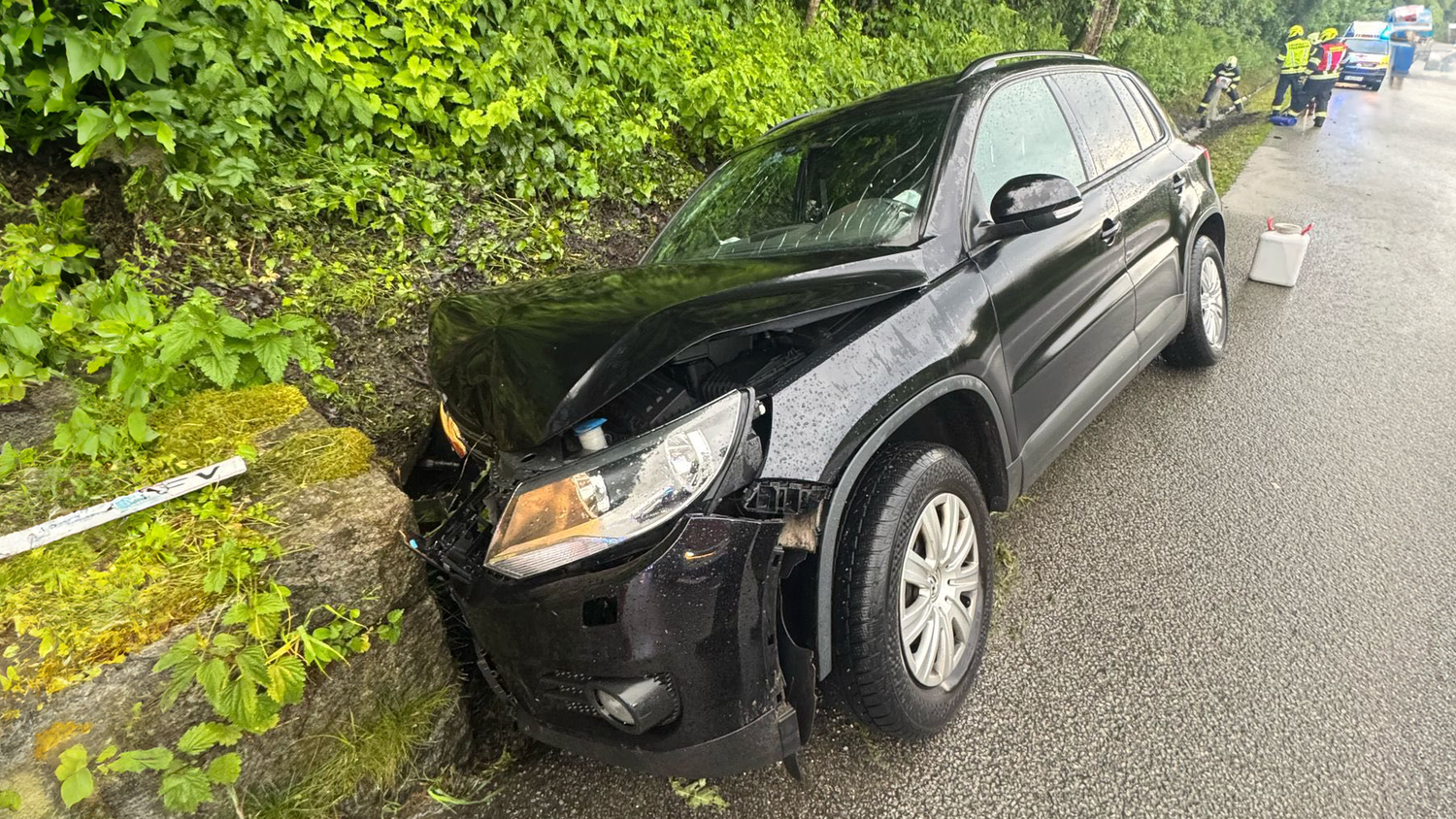 Der 53-Jährige krachte direkt in die beginnende Steinmauer neben dem Bach.