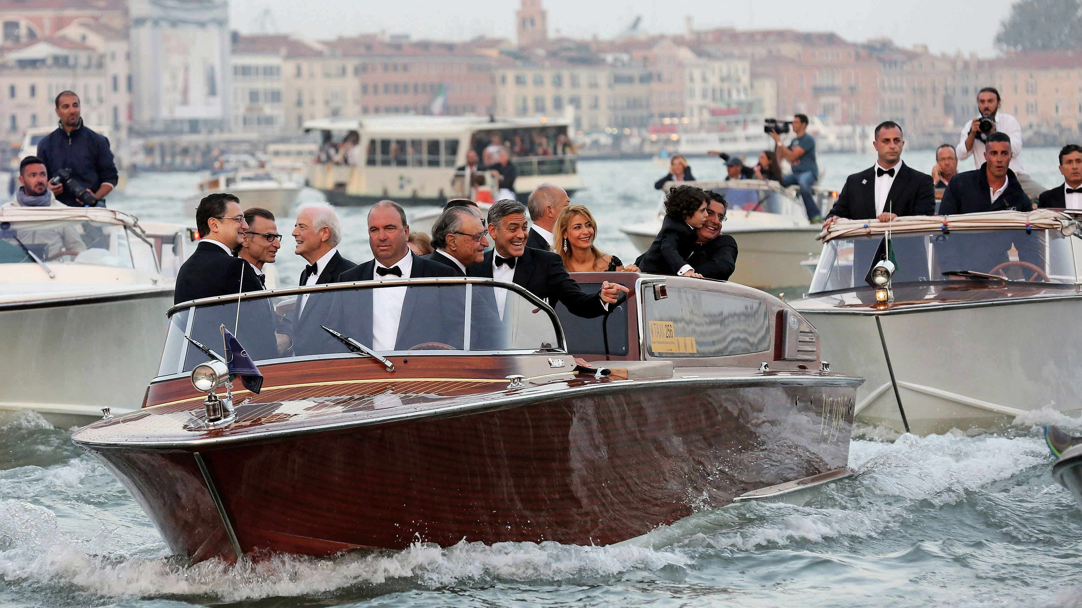 George Clooney sorgte mit seiner Hochzeit 2014 in Venedig für viel Aufsehen. Fans, Medien und Paparazzi verfolgten ihn und seine prominenten Begleiter bei jedem Schritt. Die Stadt war im Ausnahmezustand.