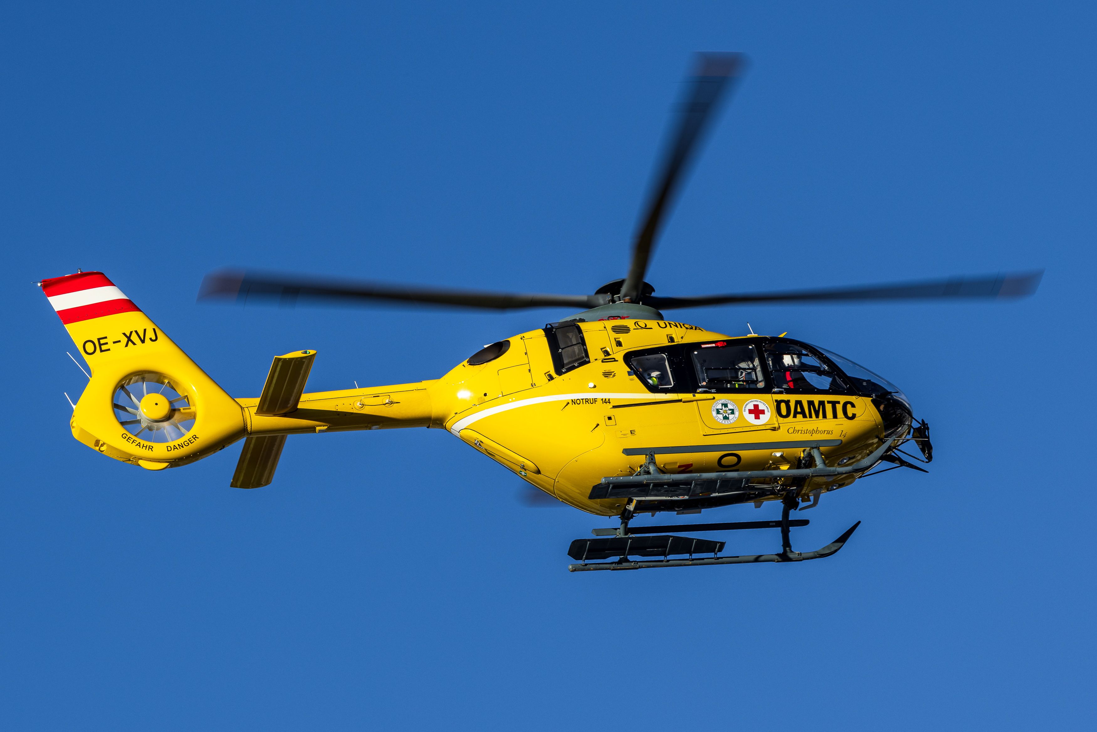 Der Notarzthubschrauber flog den Schwerverletzten ins Krankenhaus nach Wiener Neustadt.