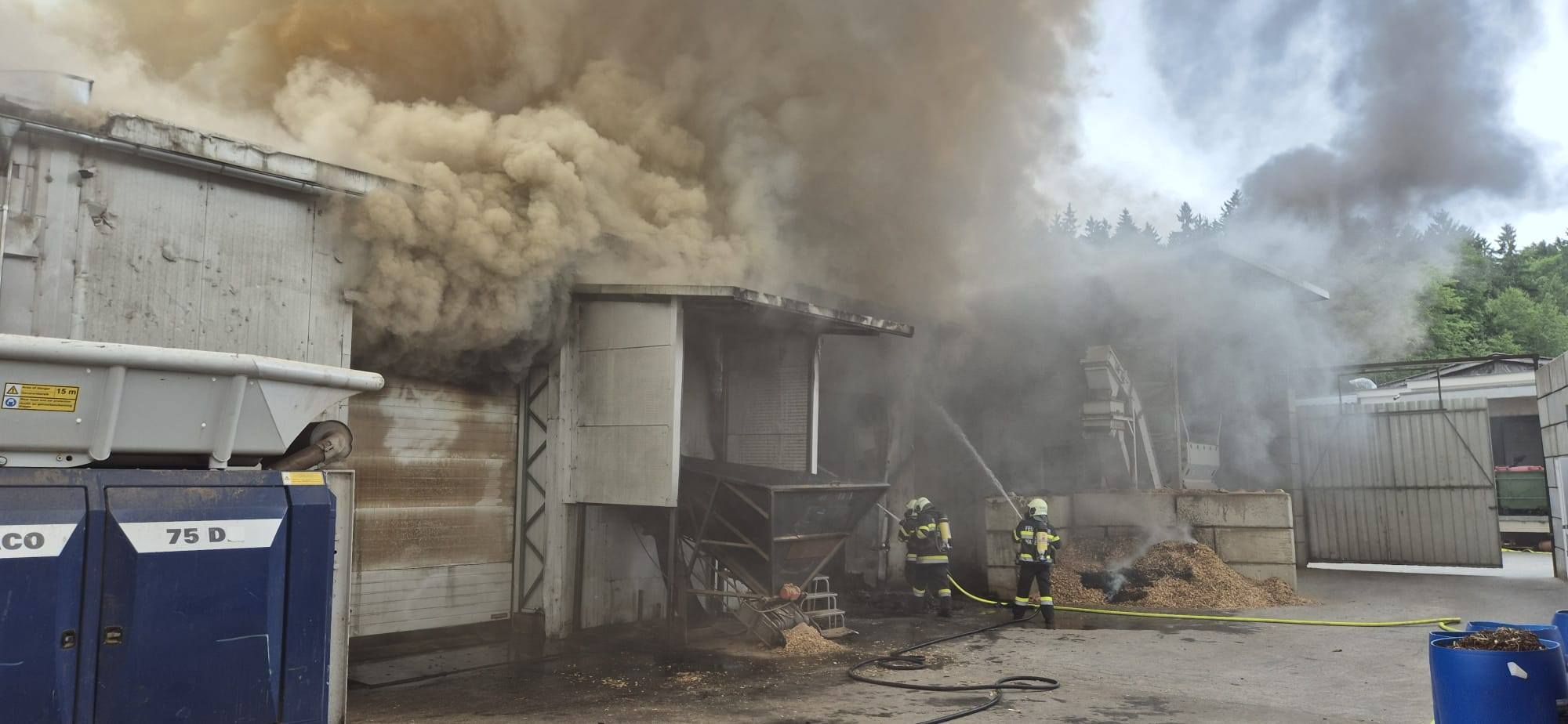 Die Feuerwehr rückte zur Brandbekämpfung aus.