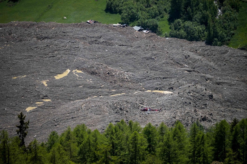 Nach dem gigantischen Gletscherabbruch 28. Mai 2025 bedroht nun ein Stausee die Häuser in Blatten. Dieser entsteht, weil die Schuttmassen das Bachbett der Lonza dutzende Meter hoch verlegt haben.