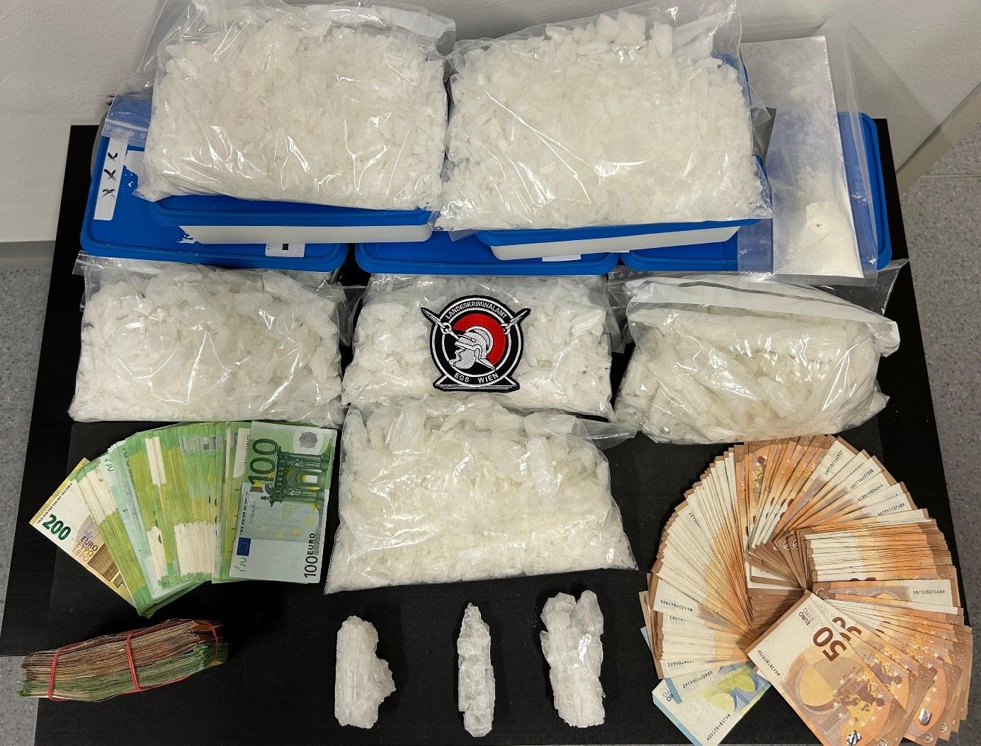 Mehrere Kilogramm Crystal Meth und Bargeld wurden sichergestellt.