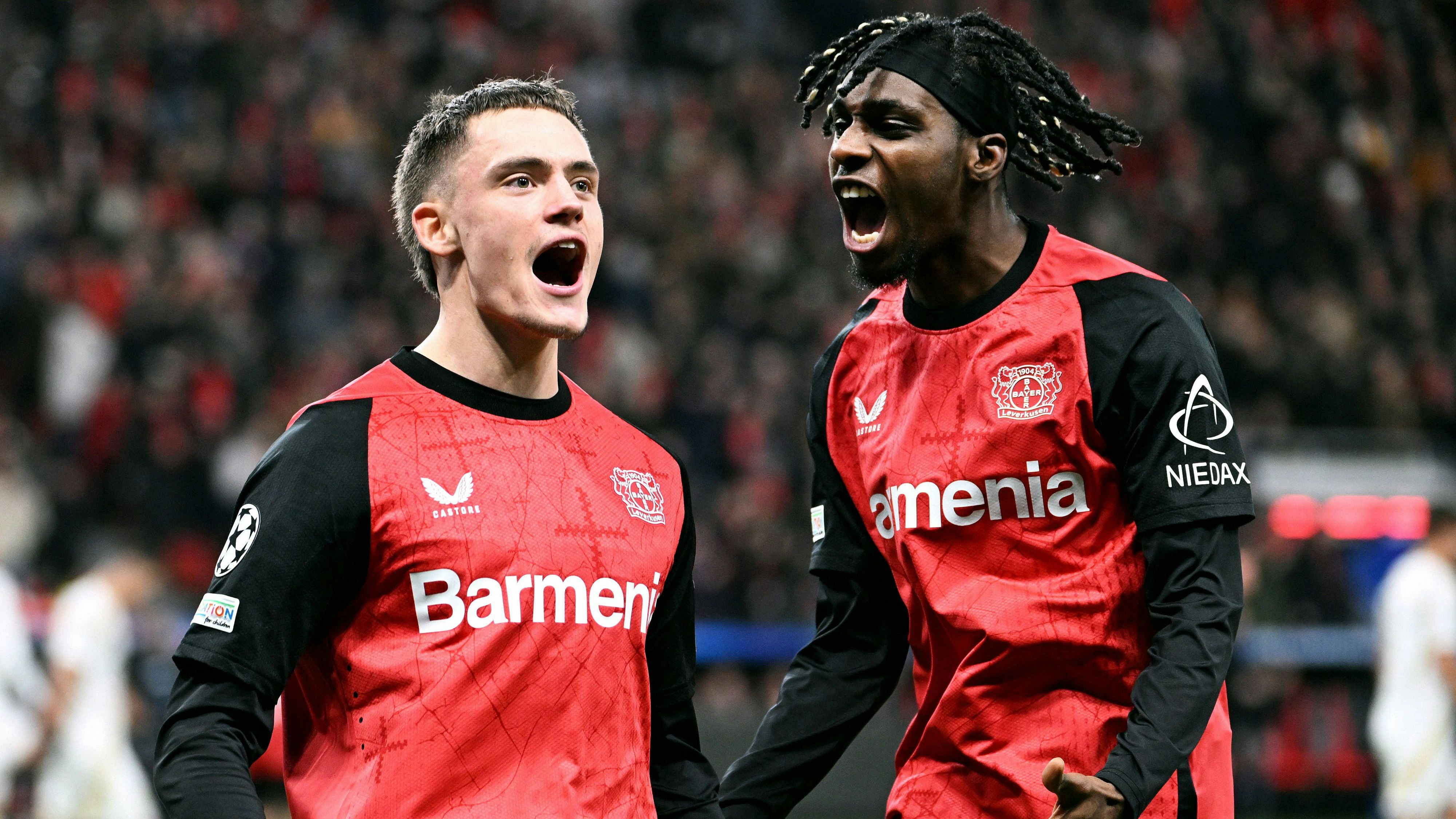 Fussball, Champions League, Deutschland, Herren, Saison 2024/2025, 8. Spieltag, BayArena Leverkusen: Bayer Leverkusen - Sparta Prag 2:0 Jubel Florian Wirtz LEV nach seinem Tor zum 1:0, zusammen mit Jeremie Frimpong LEV. Jubel, Freude, Aktion. *** Football, Champions League, Germany, Men, Season 2024 2025, Matchday 8, BayArena Leverkusen Bayer Leverkusen Sparta Prague 2 0 Celebration Florian Wirtz LEV after his goal for 1 0, together with Jeremie Frimpong LEV Cheering, joy, action