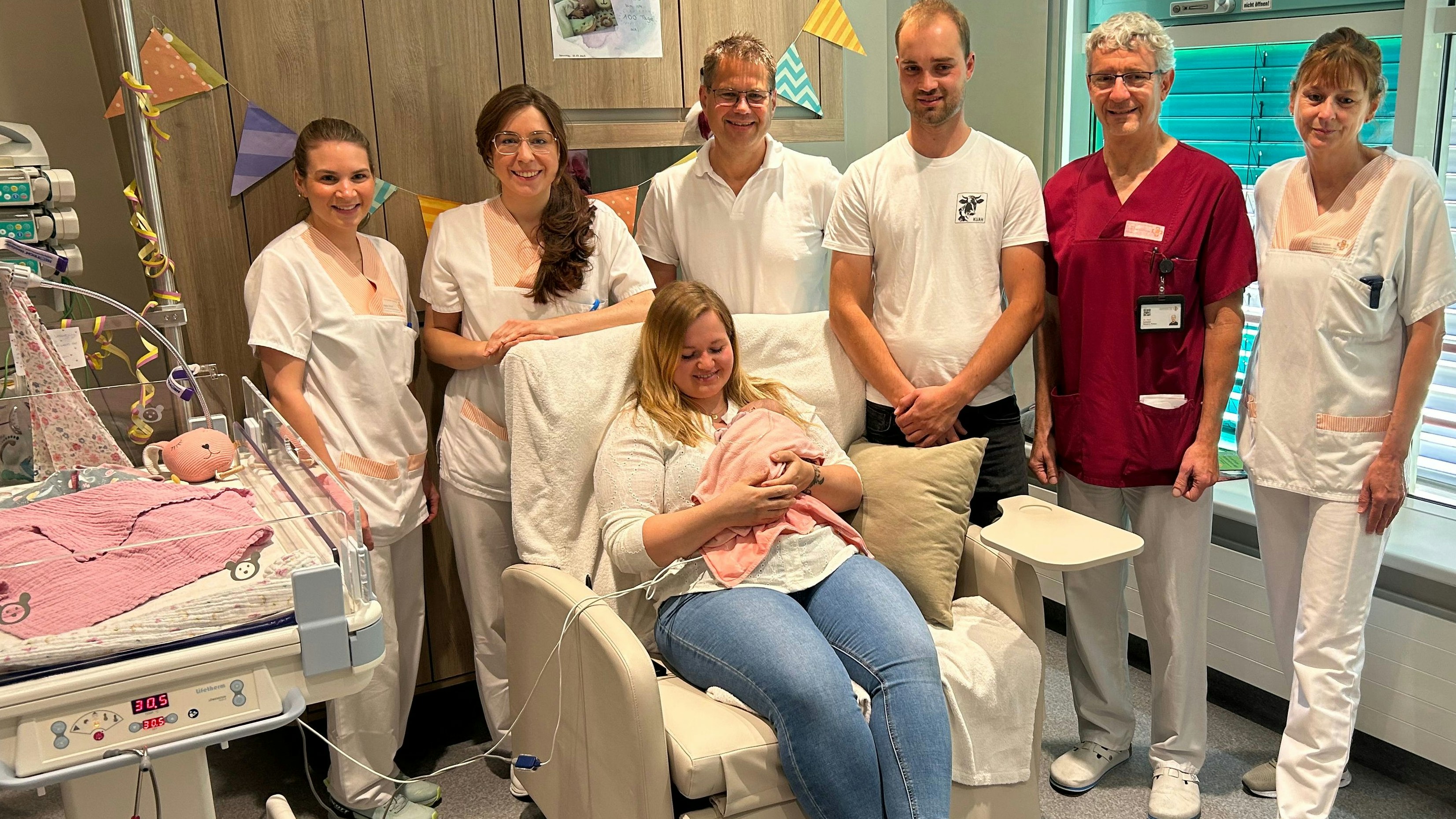 Das Team inklusive der Eltern: stehend v.l. Katja Braun (Pflege), Theresa Stögbauer (Pflege), Chefarzt Prof. Dr. Matthias Keller, Vater von Marie, Ltd. Oberarzt Dr. Salvador Navarro-Psihas, Gerlinde Rosch (Pflege). Vorne: Mutter und Marie