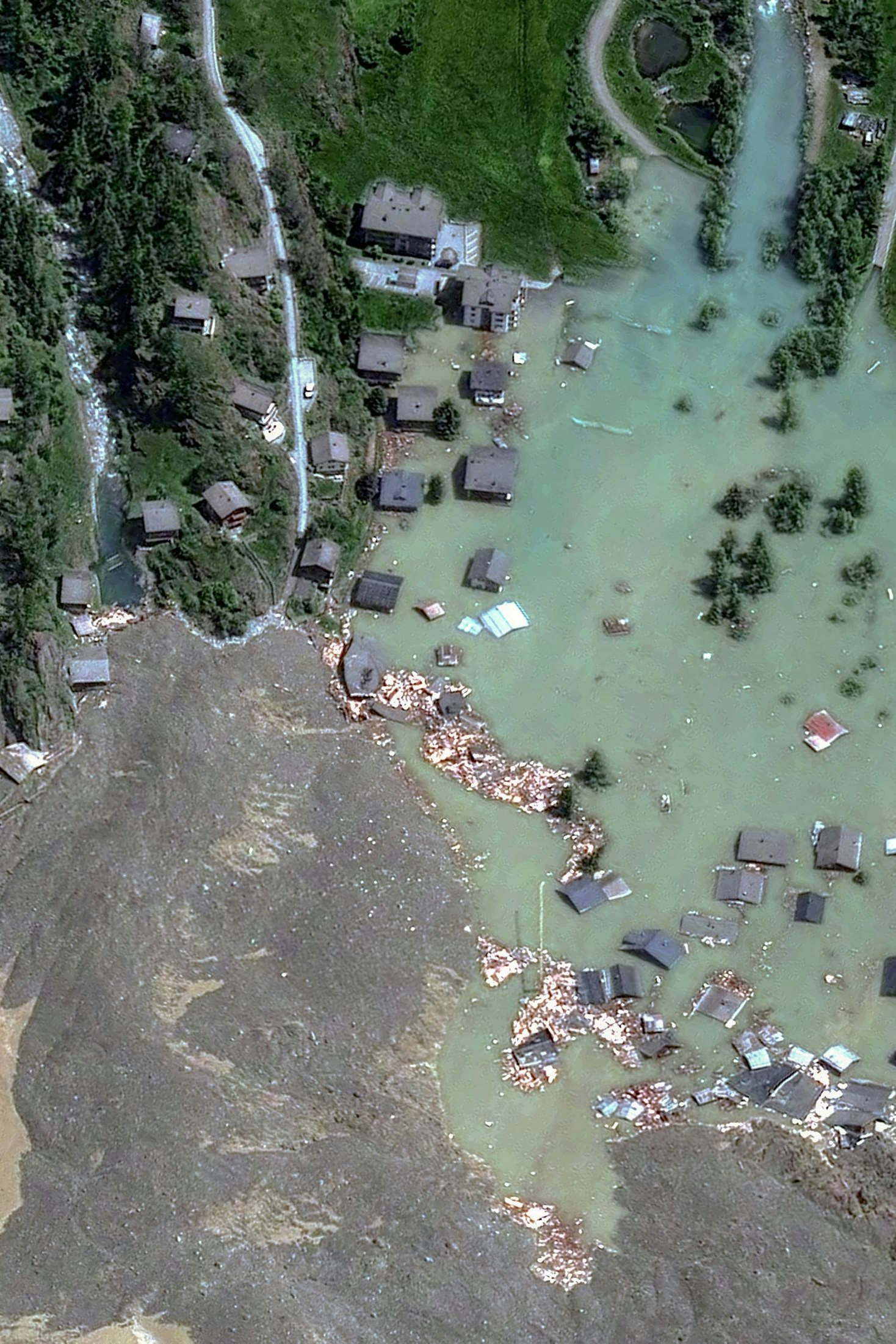 Die Satellitenaufnahme zeigt Blatten, die Geröllmassen und das aufgestaute Wasser des Flusses Lonza