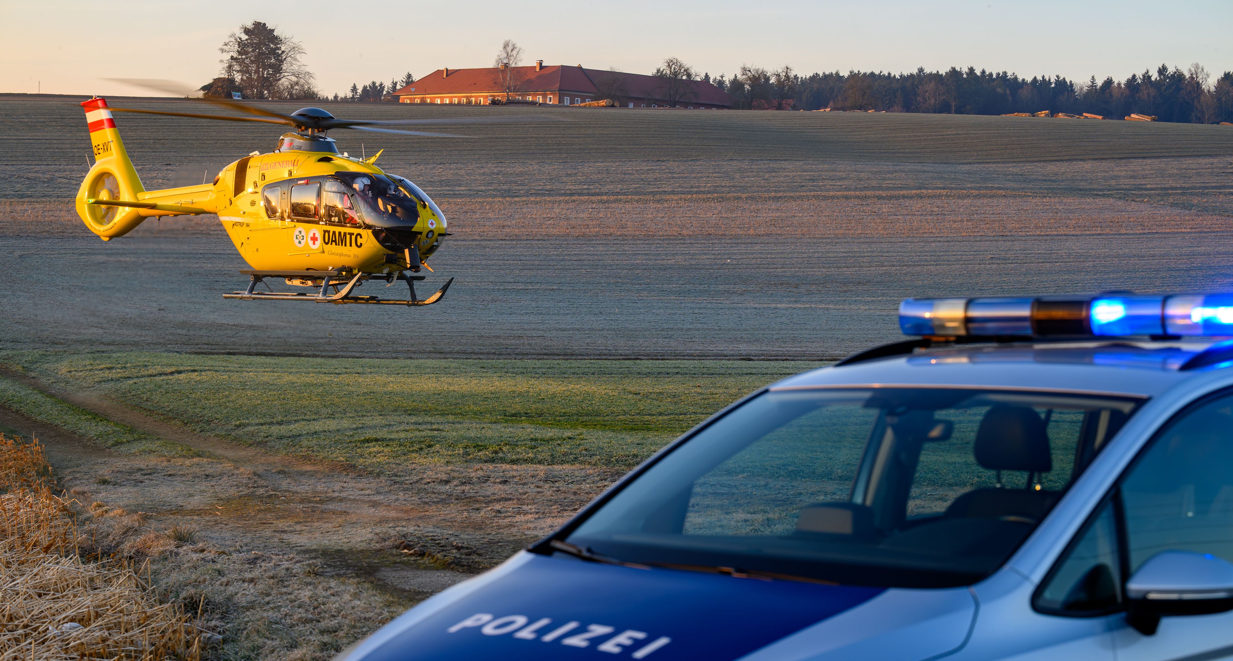 Ein Christophorus-Notarzthubschrauber des ÖAMTC hebt auf einem Feld ab. Archivbild