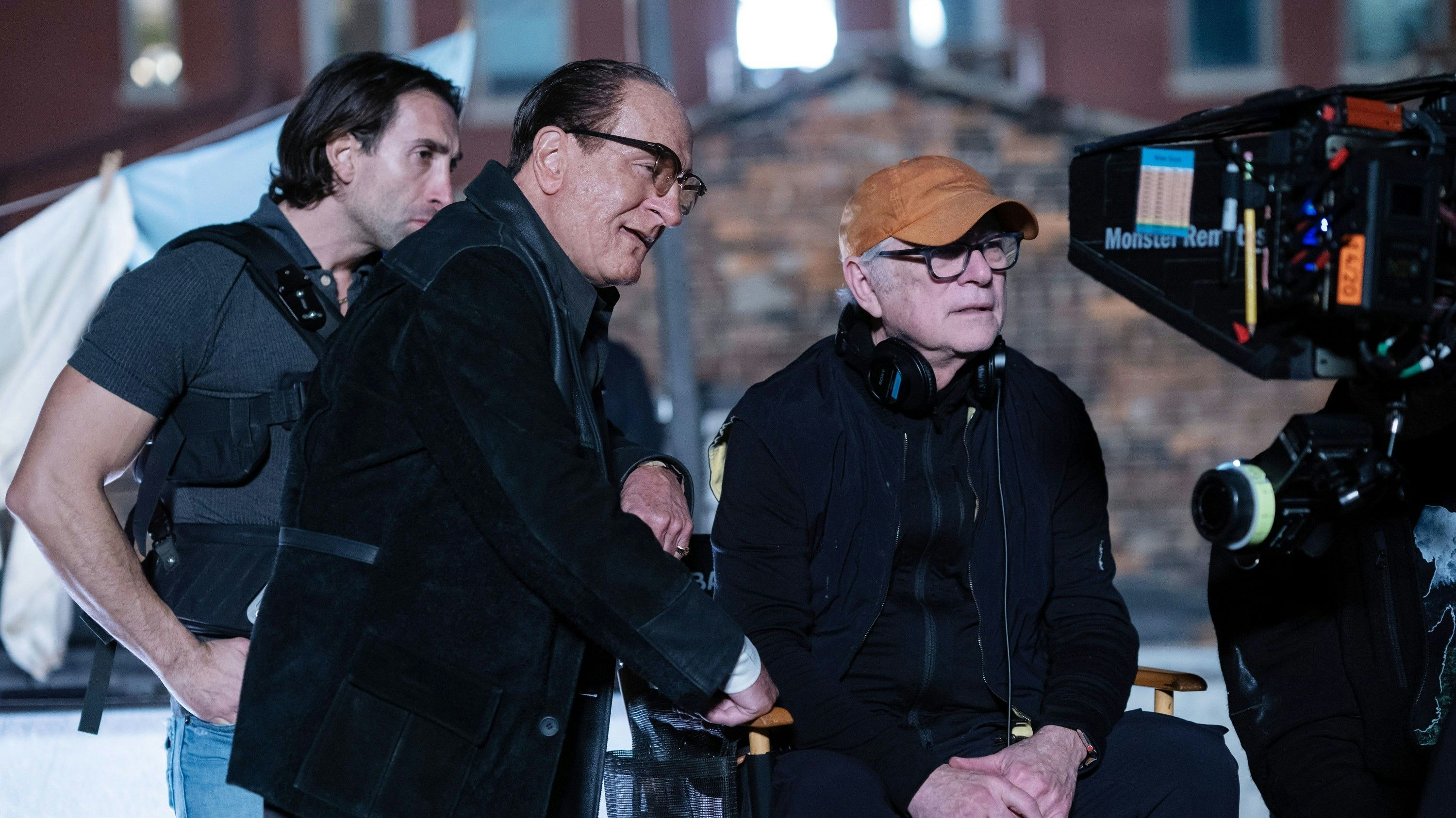 Legenden bei der Arbeit: Robert De Niro (Mitte) mit Regisseur Barry Levinson (r.) am Set von "The Alto Knights"